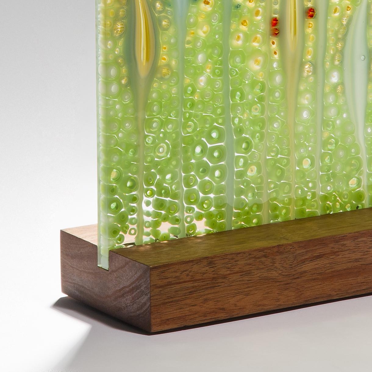 Fait main Takamaka La Digue, une sculpture unique en verre vert et rouge de Sandra A. Fuchs en vente