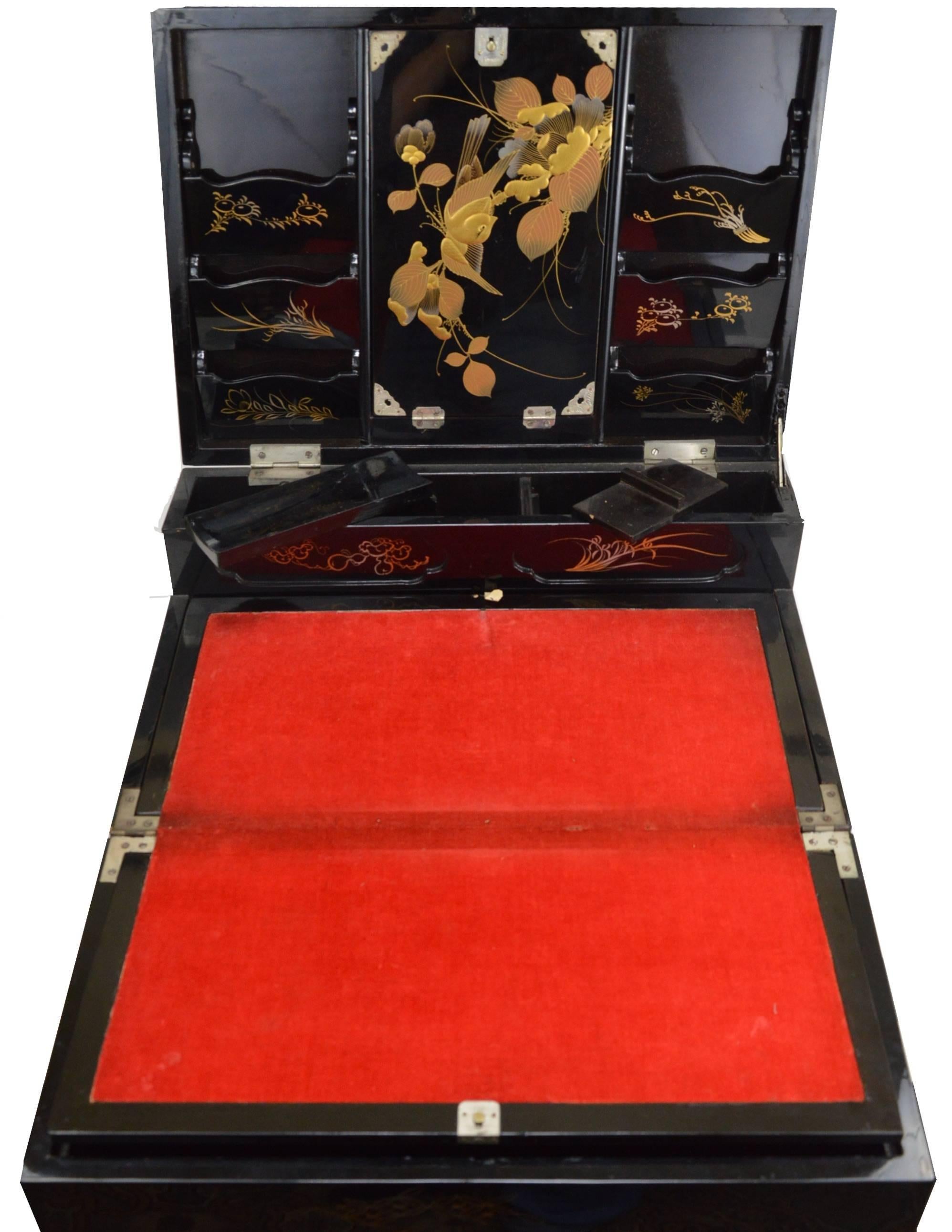 Takamaki style Japanese lacquer wood writing cabinet.
Dimensions: 47 x 31 x 20 cm.
Condition report: Good condition, one of the fabric loops holding the desk needs to be changed (see the photos).