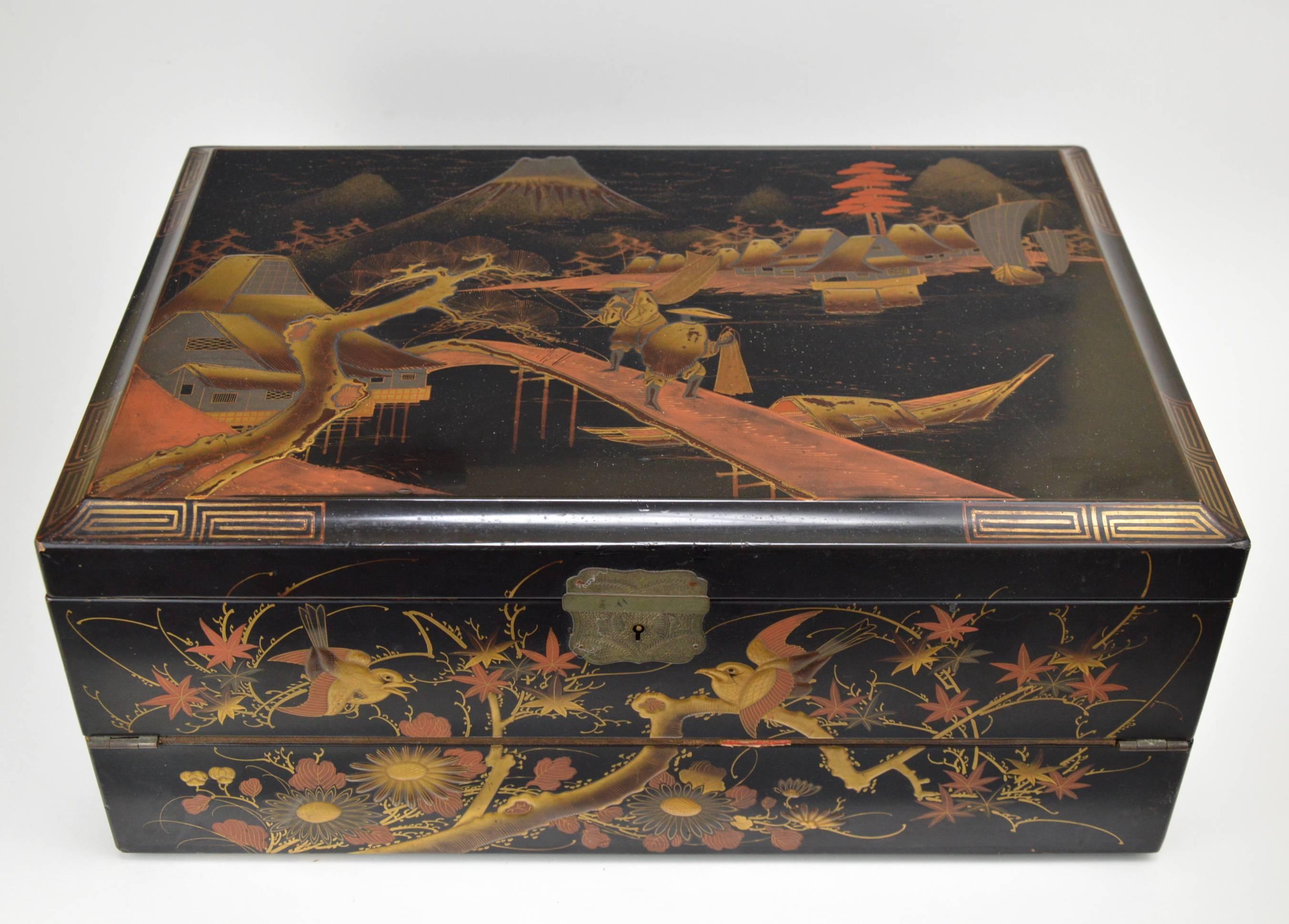 Takamaki Style Japanese Lacquer Wood Writing Cabinet In Good Condition In Brussels, BE