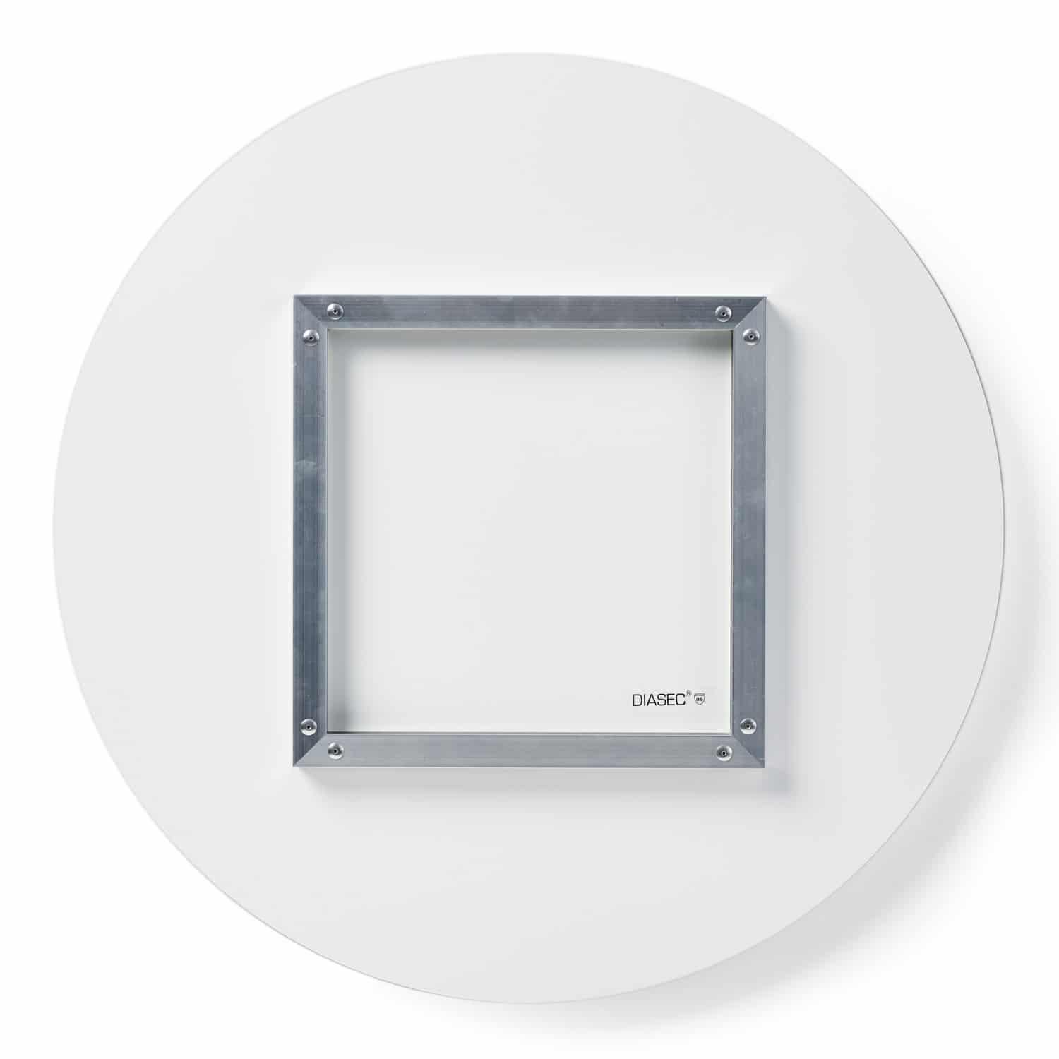 La impresión está enmarcada en Diasec®. Esto significa que la impresión está montada entre un cristal acrílico (resistente a los rayos UV) y una cara posterior de dibond (aluminio), con un marco adjunto para colgarla fácilmente. Profundidad de la