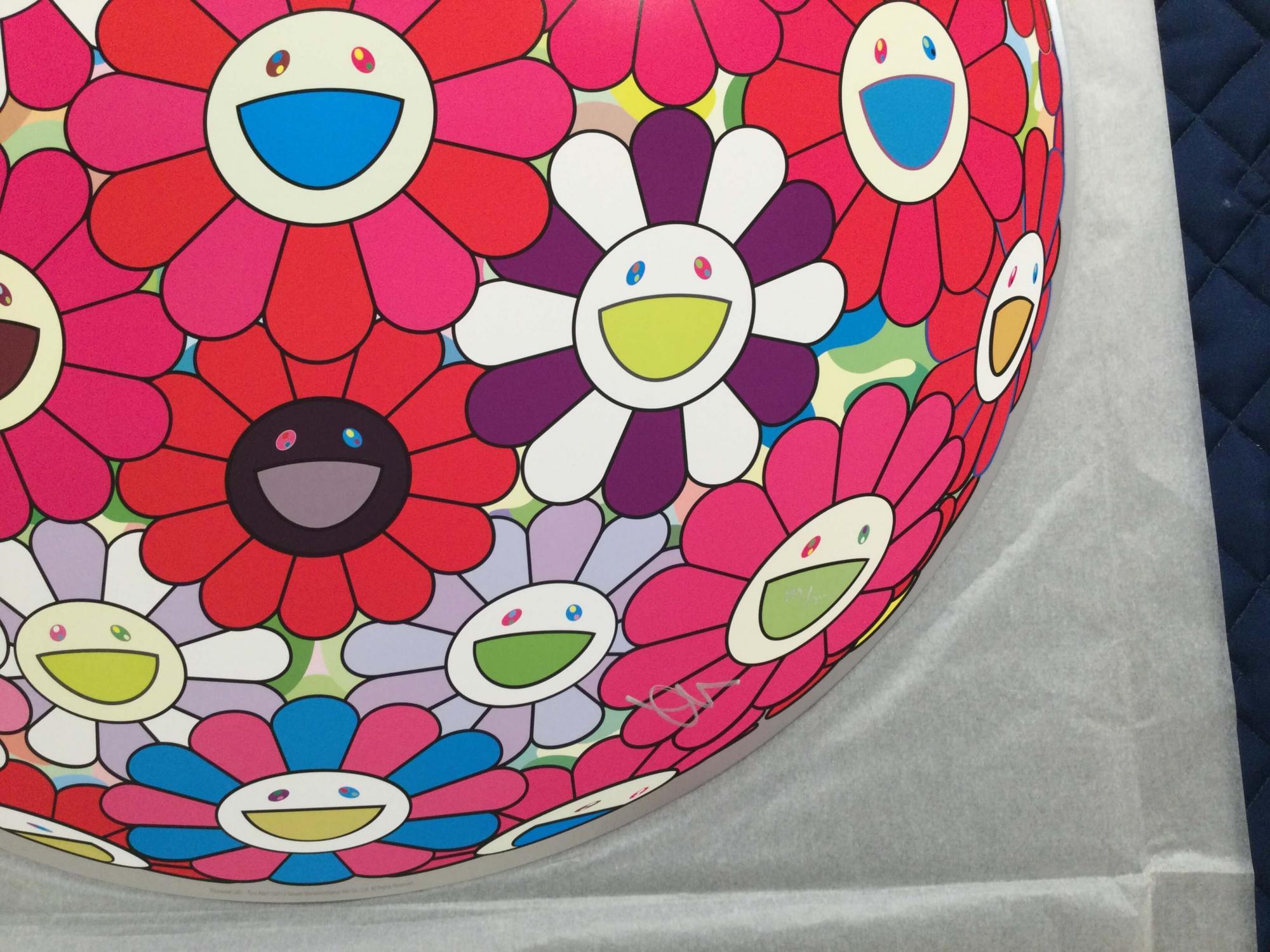 Flowerball (3D) - Turn Red!, 2013 von Takashi Murakami
Gewebtes Papier, vierfarbiger Offsetdruck, Kaltfolienprägung, Glanzlack
Herausgegeben von Kaikai Kiki Co, Ltd. in Tokio
28 im Durchmesser
71 cm Durchmesser
Ausgabe 67/300

Takashi Murakami ist