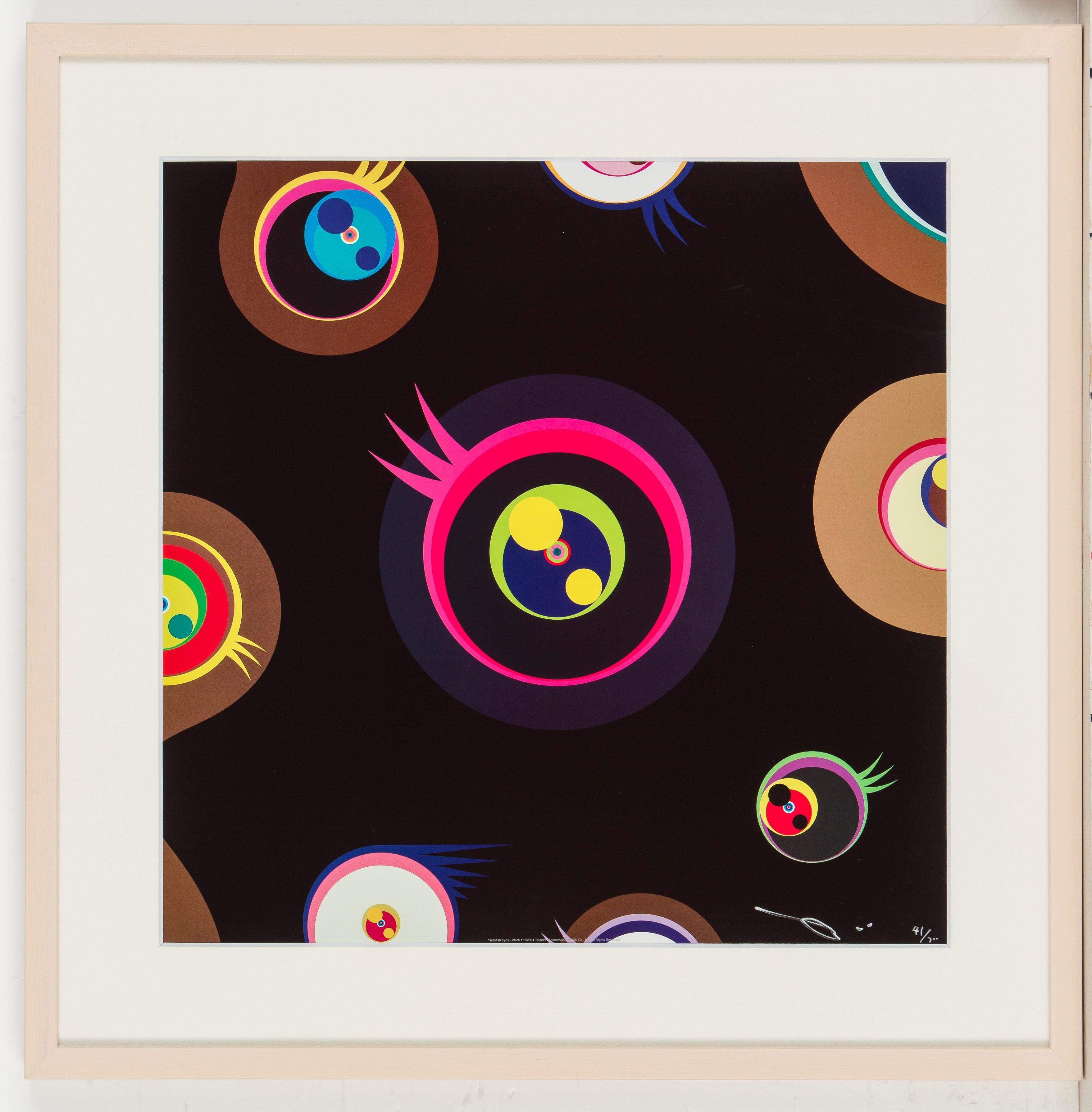 Quallenaugen - Schwarz 1 von Takashi Murakami (2004)
Offsetdruck, nummeriert und signiert von der Künstlerin
19 ¹¹/₁₆ × 19 ¹¹/₁₆ in
50 × 50 cm
Ausgabe  41/300

Takashi Murakami ist vor allem für seine zeitgenössische Kombination aus bildender Kunst