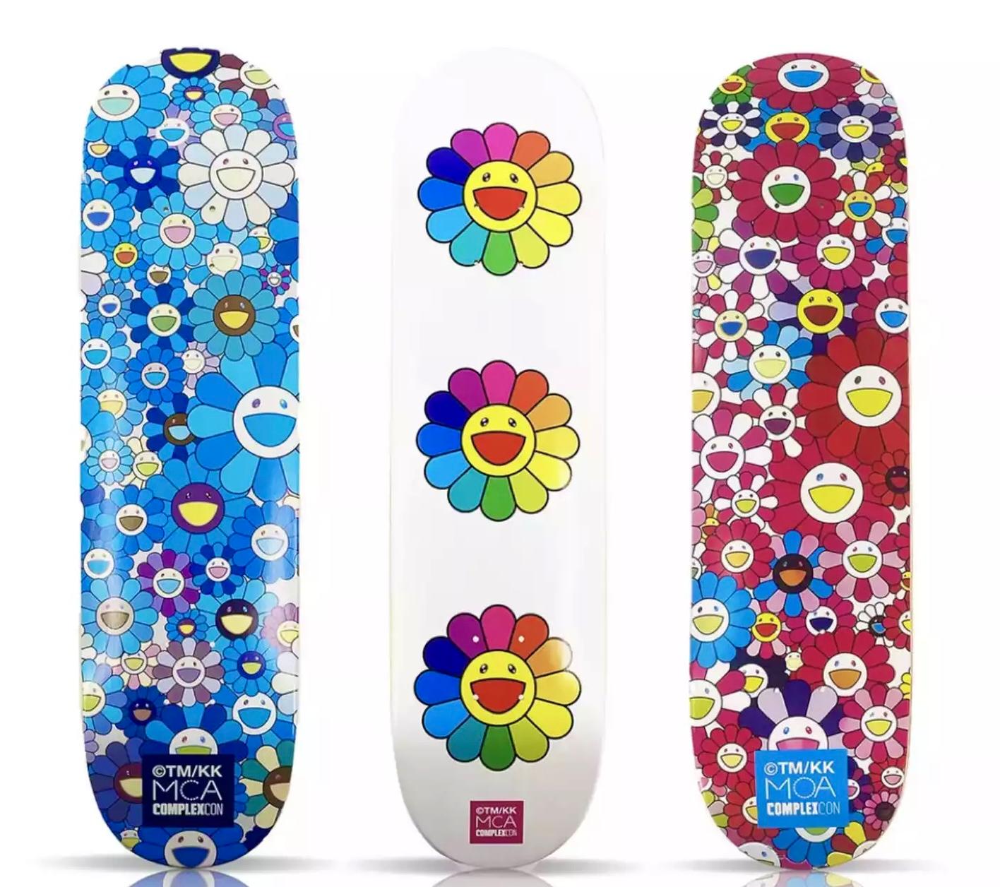 Takashi Murakami Flowers Skateboard Decks: Satz von 3 Werken:
Lebendige Wandkunst von Takashi Murakami, produziert als limitierte Serie in Verbindung mit der Murakami-Ausstellung 2017: The Octopus Eats Its Own Leg, MCA Chicago. Ein Satz von 3