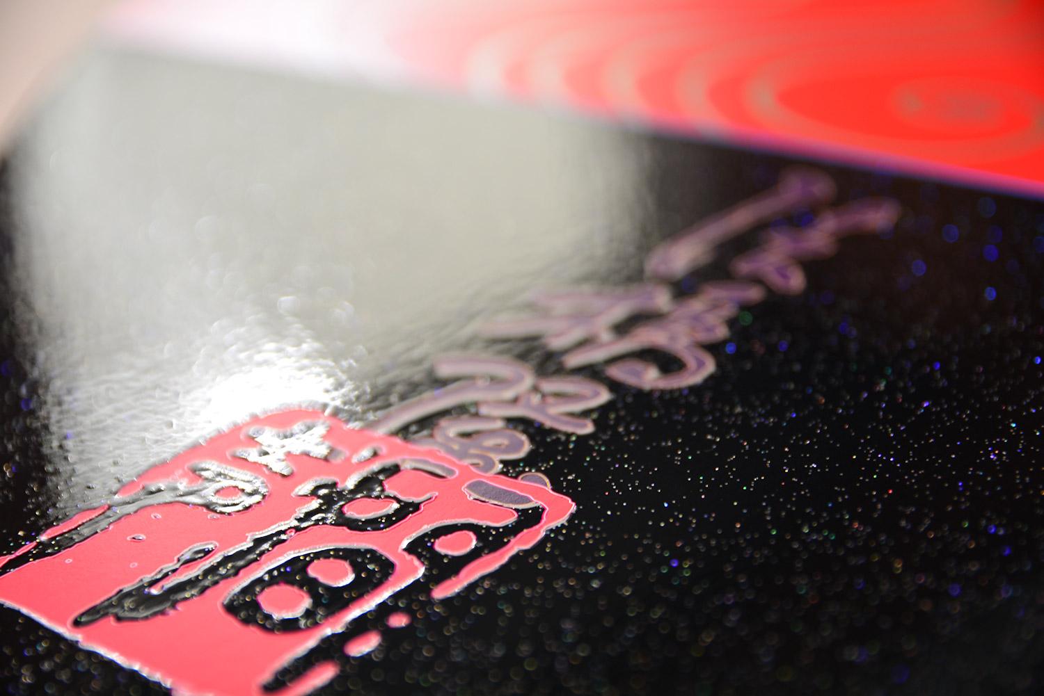 Takashi Murakami - KANSEI: KORIN RED STREAM
Data di creazione: 2010
Mezzo: Litografia offset con timbro a freddo e verniciatura ad alta lucentezza su carta
Numero di edizione: 39/300
Dimensioni: 71 cm Ø
Condizioni: In perfette condizioni, nuovo di