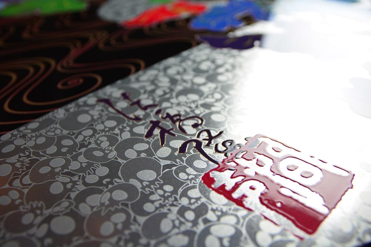 TAKASHI MURAKAMI - KORIN: TRANQUILIDAD Arte pop, flores japonesas Plata Negro - Figurative Print Gris de Takashi Murakami