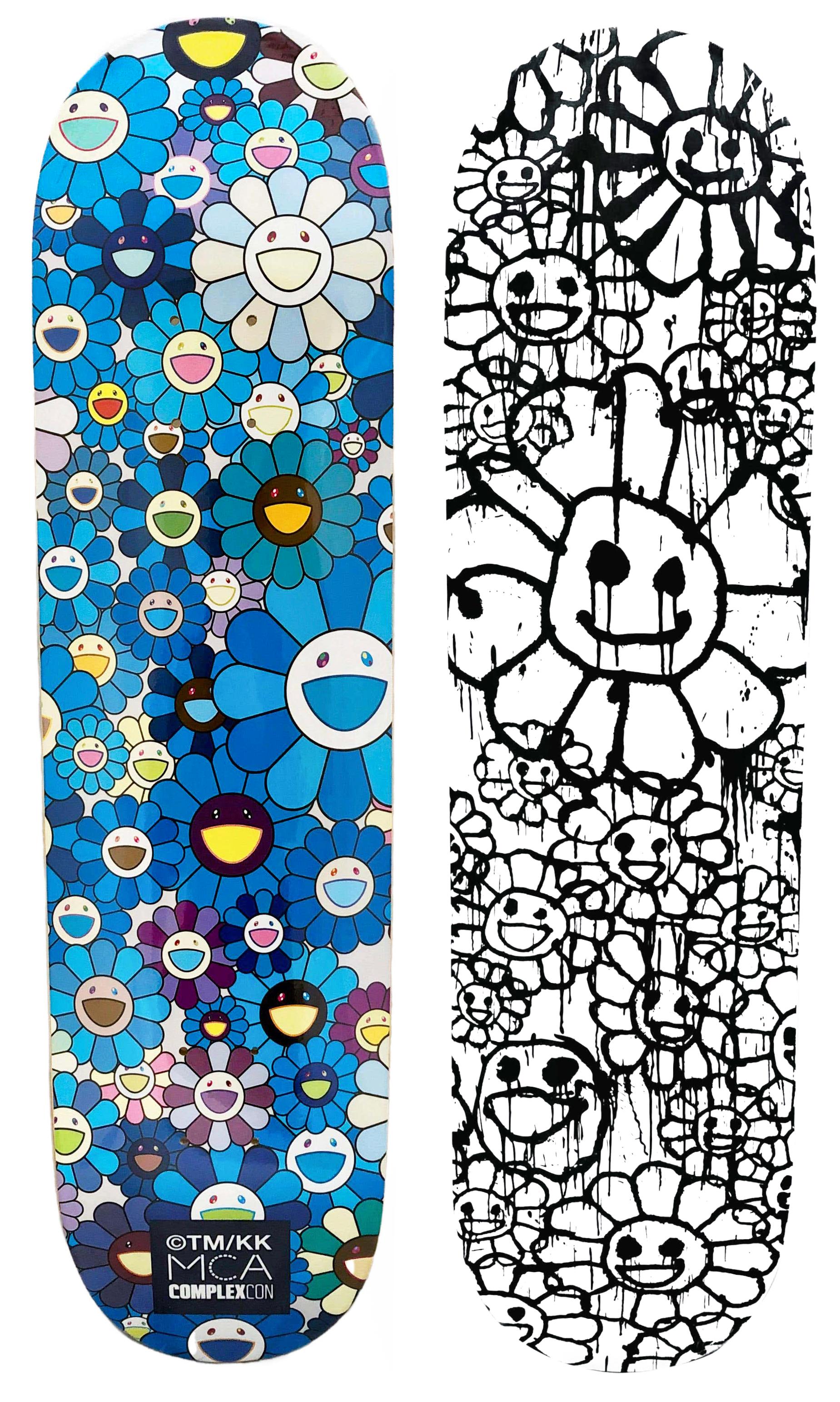 Takashi Murakami Flowers Skateboard Decks (Satz von 2 Werken): 
Das schwarz-weiße Deck ist eine Collaboration zwischen Takashi Murakami und seinem Freund, dem aufstrebenden japanischen Künstler 'Madsaki' (Bio unten). Der Eindruck ist eine urbane