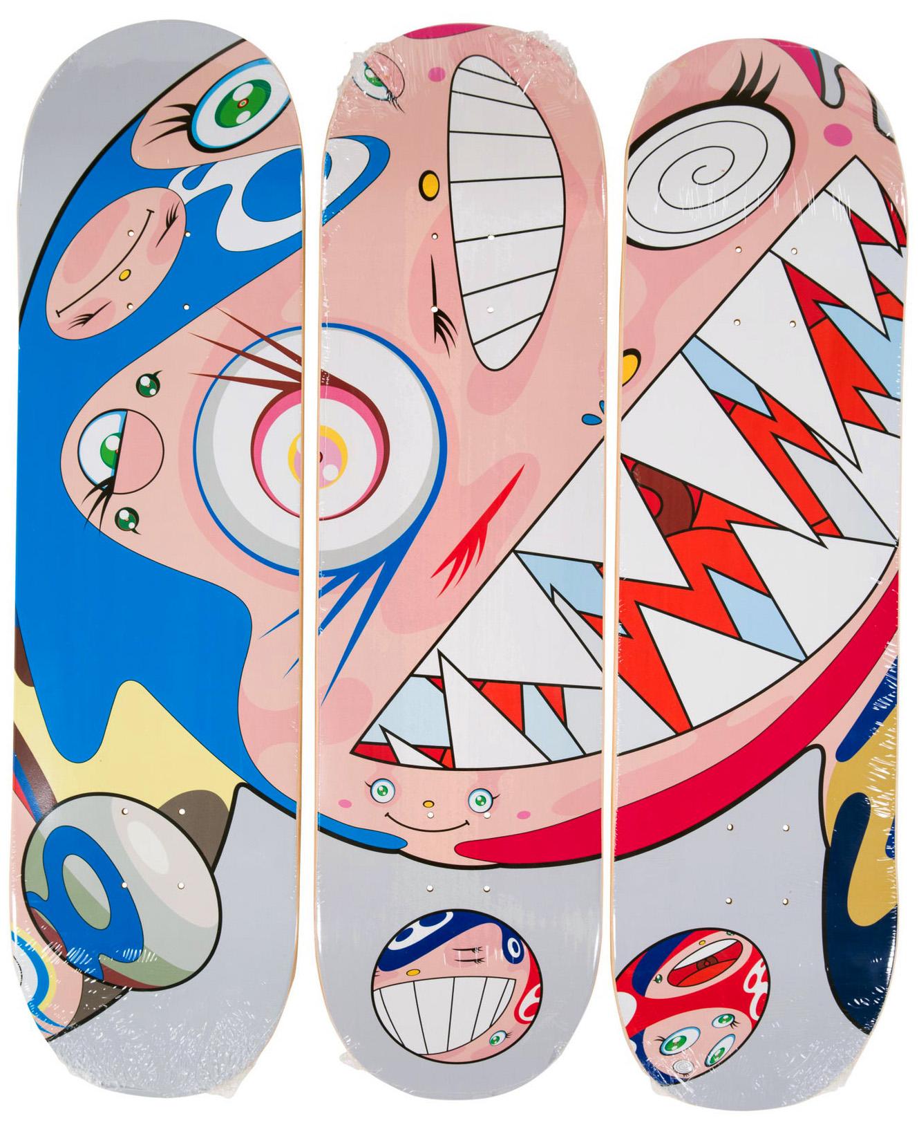 Takashi Murakami DOB Skateboard Deck Triptyque 2018 :
Un ensemble/triptyque de skateboard de Takashi Murakami très décoratif qui constitue une œuvre d'art murale unique et vibrante qui s'accroche facilement. Les œuvres représentent le personnage de