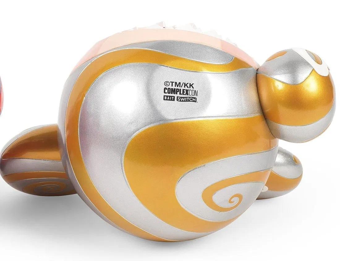 Mr. DOB (Gold), limited edition sculpture - Abstract Sculpture Beige de Takashi Murakami