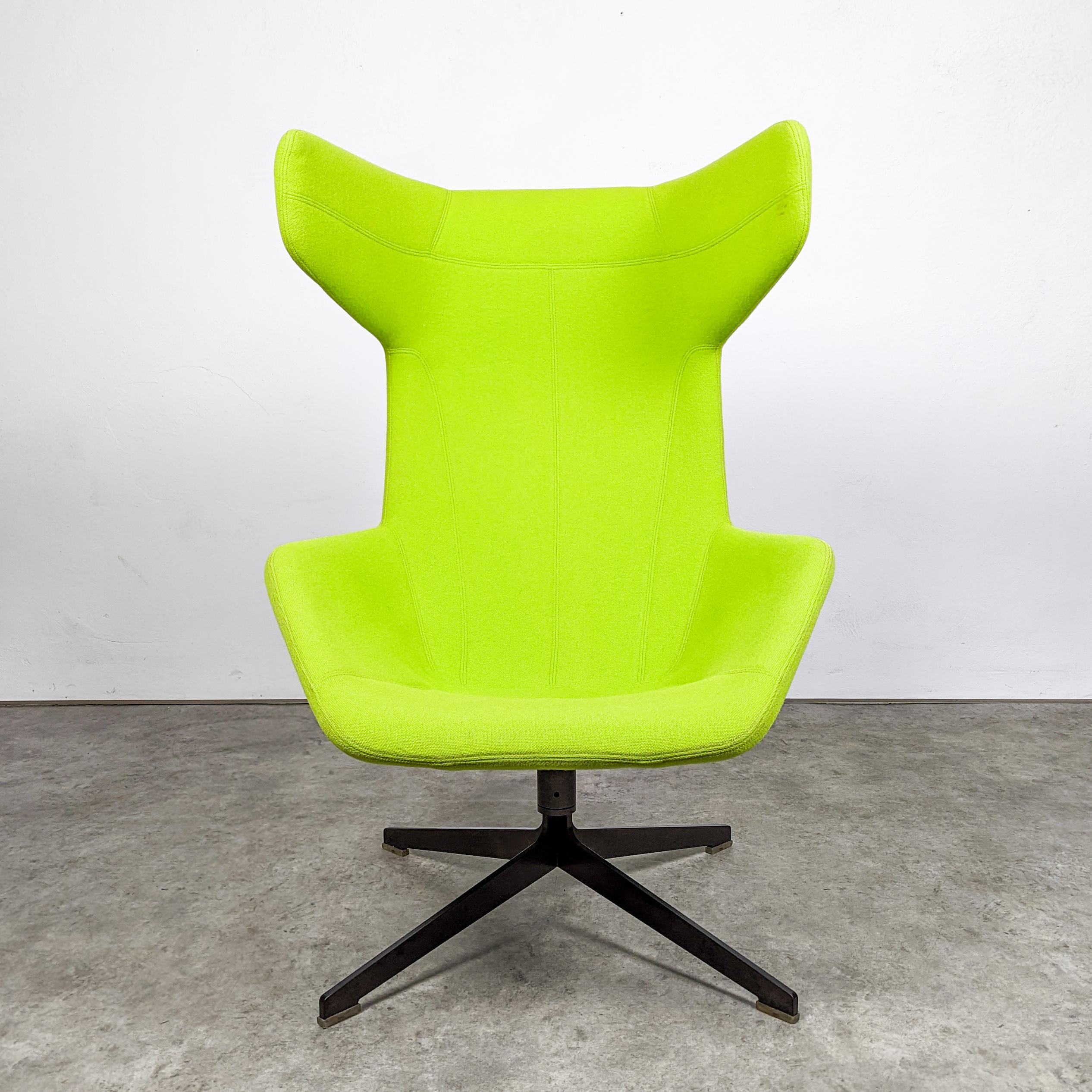 Der hochwertige Drehsessel take a line for a walk wurde im Jahr 2003 von Alfredo Häberli für den italienischen Designmöbelhersteller Moroso entworfen. Der Drehsessel Take a Line For a Walk kann als Solitärsessel im Wohnzimmer, im Schlafzimmer oder