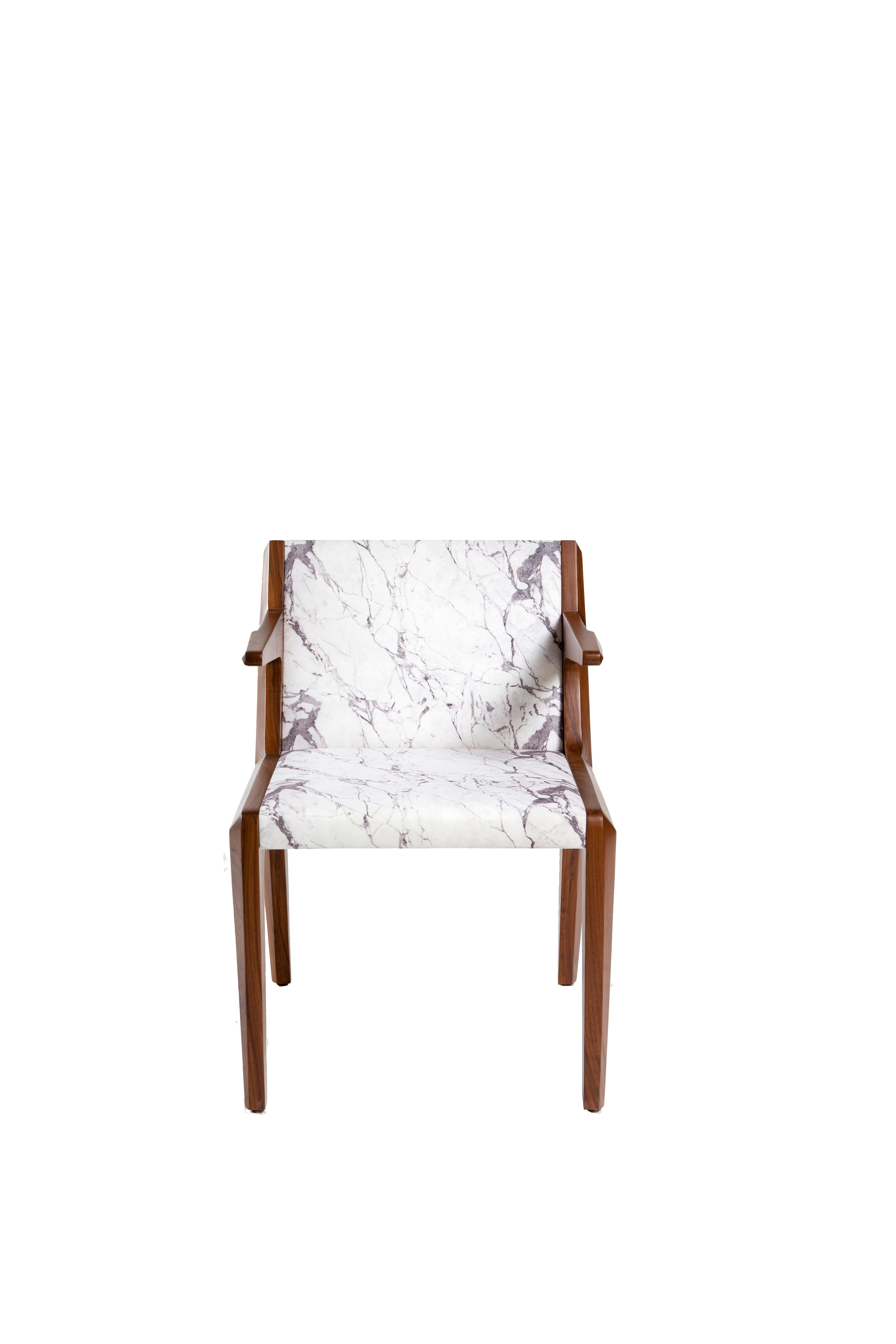 Conçu pour qui veut écrire sa propre Tabula Rasa dans le confort et le style.
Take a seat est l'une des interprétations de chaise de Kontra qui consiste en un corps en noyer ou en chêne massif et un revêtement en cuir.
Chaise de salle à manger,