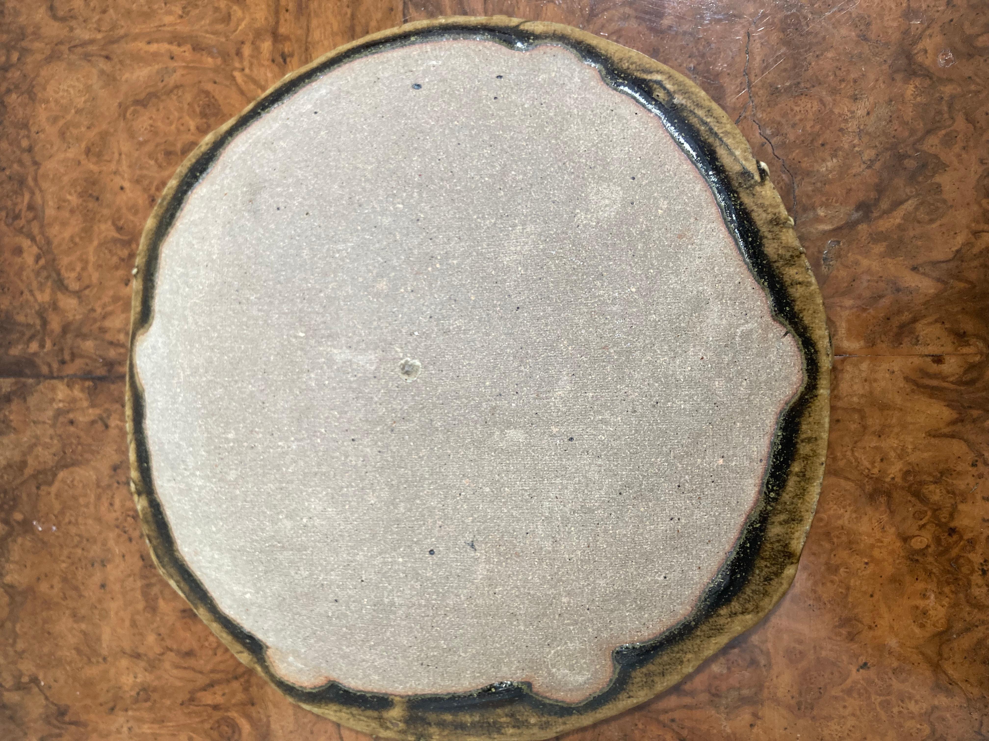Vernissé Takeshi Yasuda b.1943 olive colour slip decorated slab dish en vente