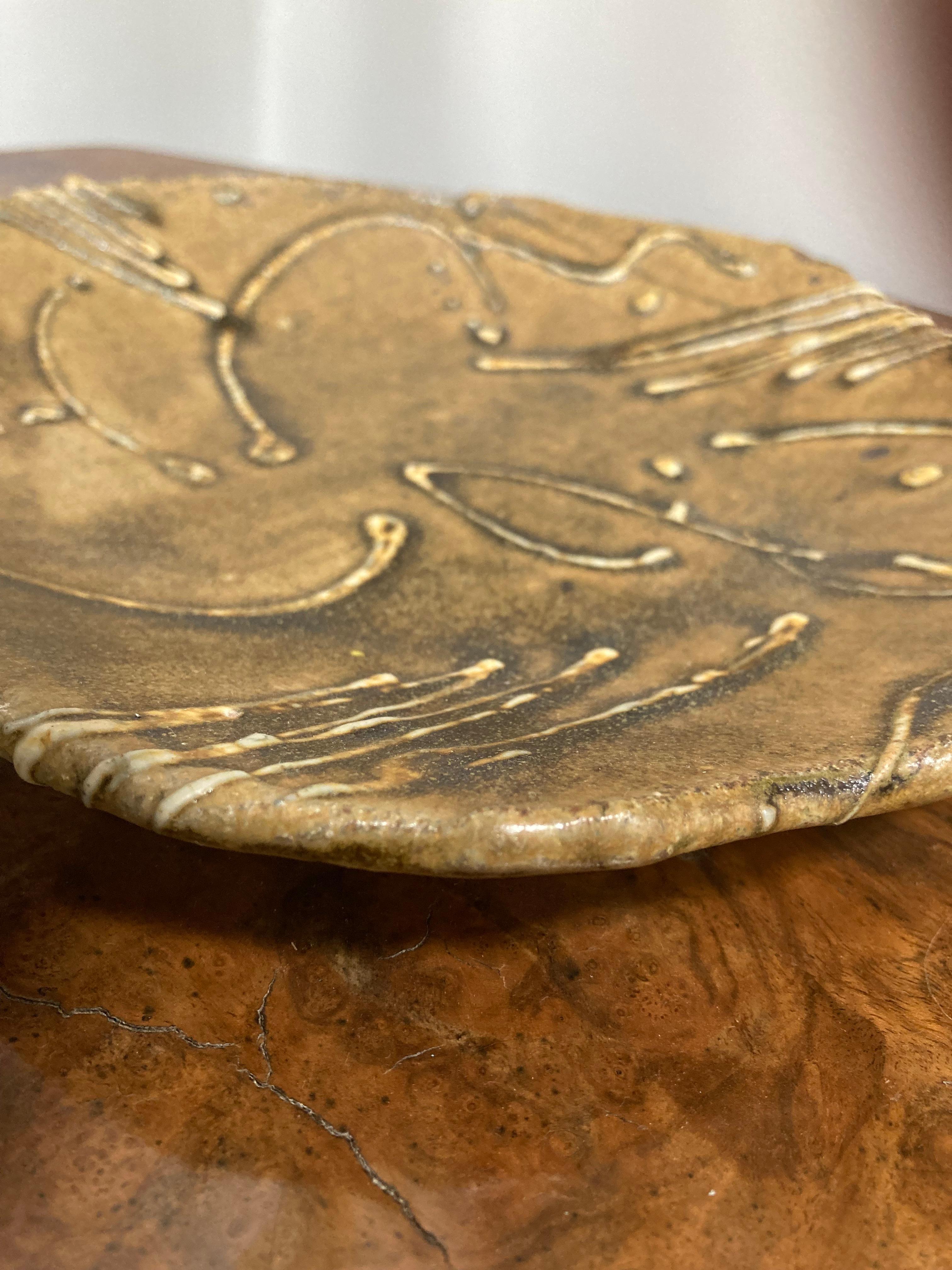 20ième siècle Takeshi Yasuda b.1943 olive colour slip decorated slab dish en vente