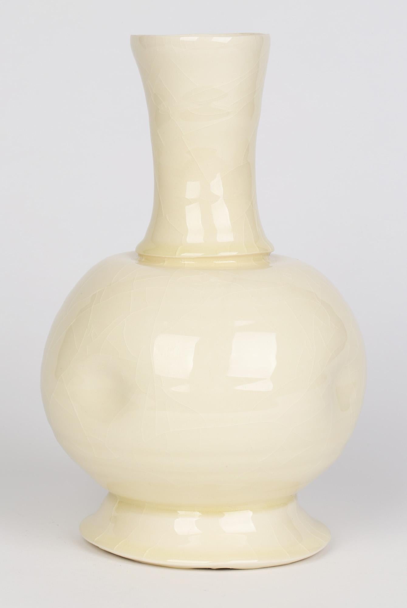 Takeshi Yasuda, japanischer Künstler, geb. 1943, Wedgwoodware Studio Pottery, handgedrehte Flasche im Angebot 3