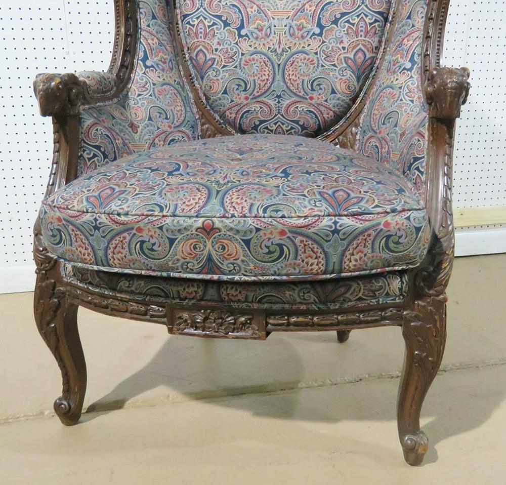 Hohe Rückenlehne geschnitzt Nussbaum Französisch Louis XVI Bergère Ohrensessel, CIRCA 1920 im Zustand „Gut“ im Angebot in Swedesboro, NJ