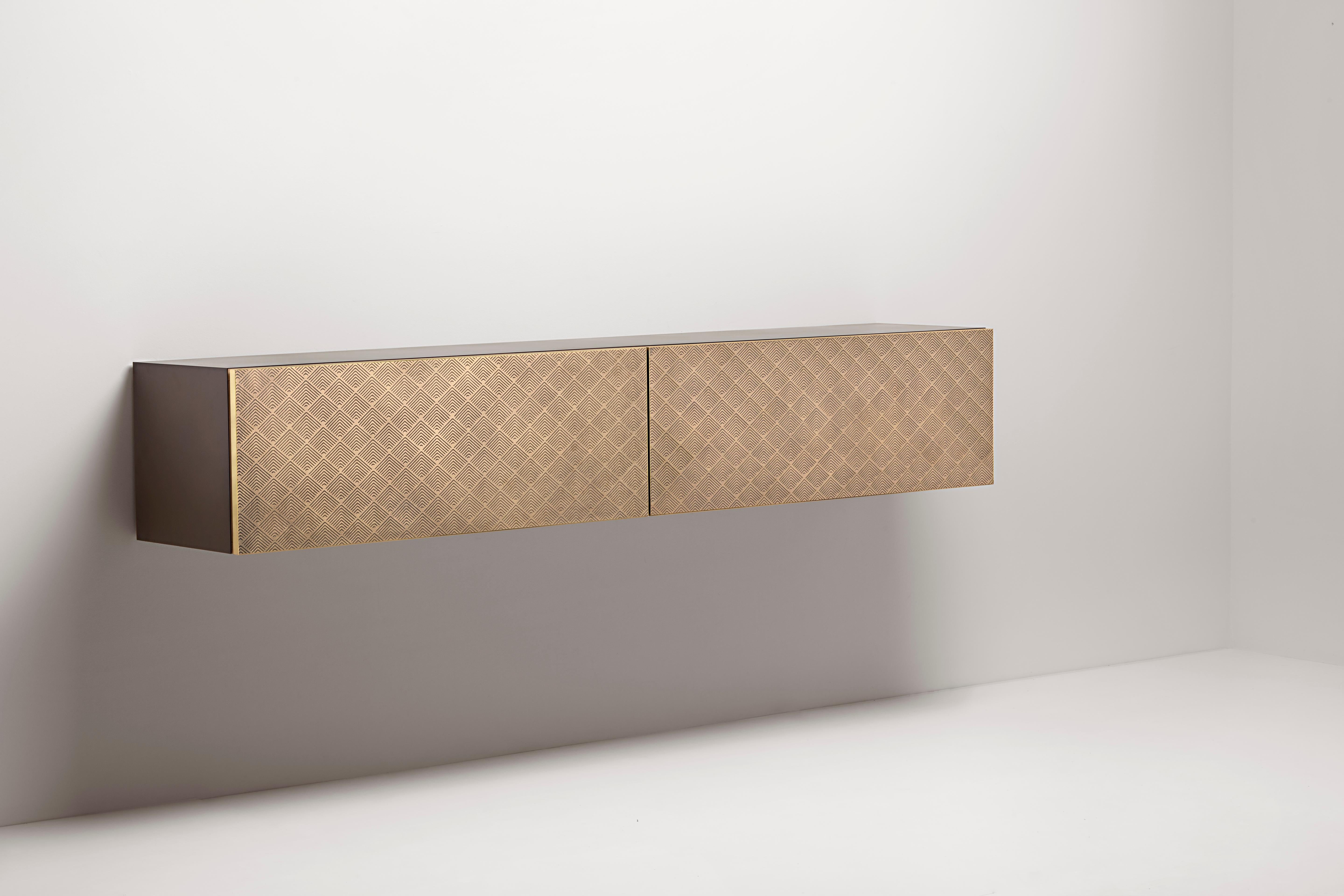 Console da parete Tako di De Castelli
Dimensioni: L 220 x P 41 x H 35 cm
Materiali: Ottone deErosione, Wood Oak naturale
Sono disponibili versioni in rame e in acciaio inossidabile. È disponibile anche la versione a un cassetto. Contattaci per