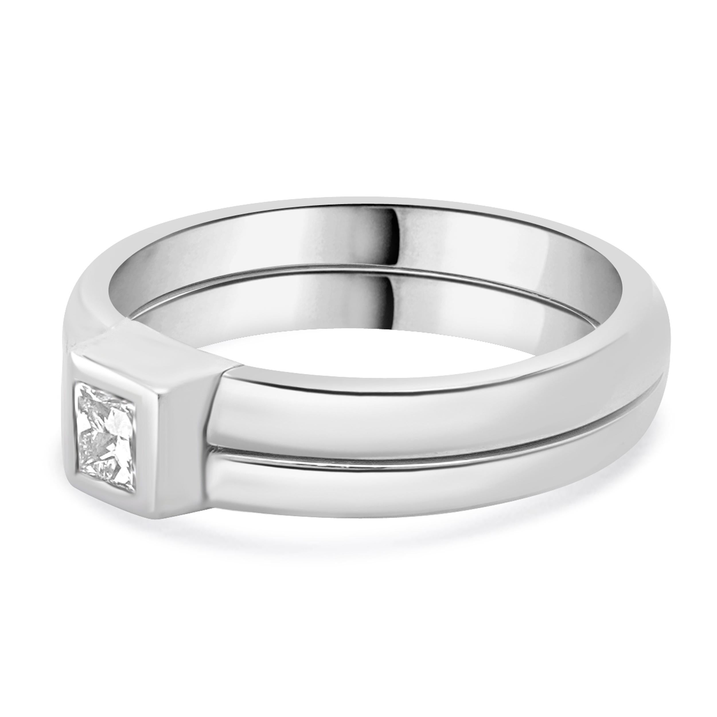 Designer : Takohl
Matériau : Or blanc 14k
Diamant : taille princesse = 0,25cttw
Couleur : G
Clarté : VS2
Taille : 6.5
Poids : 6.40 grammes
