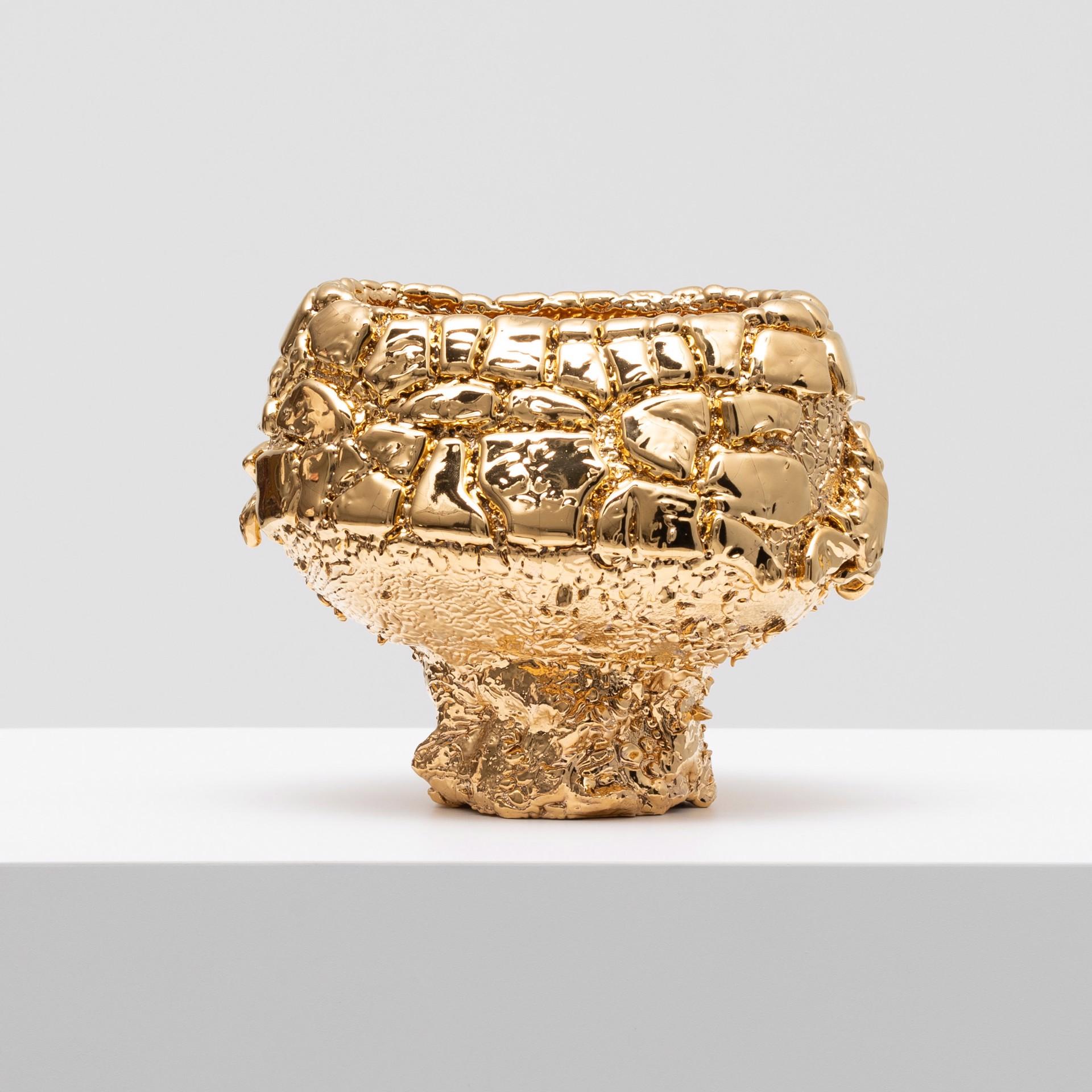 <p
Bol à thé<br /
2017<br /
Porcelaine, émail, or<br /
16,5 x 20,5 x 16,5 cm</p
<p
&nbsp;</p
<p
&nbsp;</p
<p
Dans cette œuvre, Takuro Kuwata transforme l
archétype du bol à thé japonais en un objet rutilant de sculpture contemporaine. Contrairement