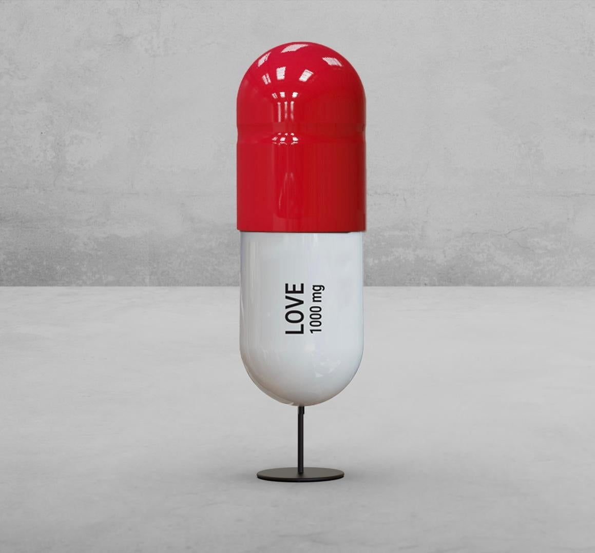 1000 MG Rote Love pille  -  Pop-Skulptur – Sculpture von Tal Nehoray