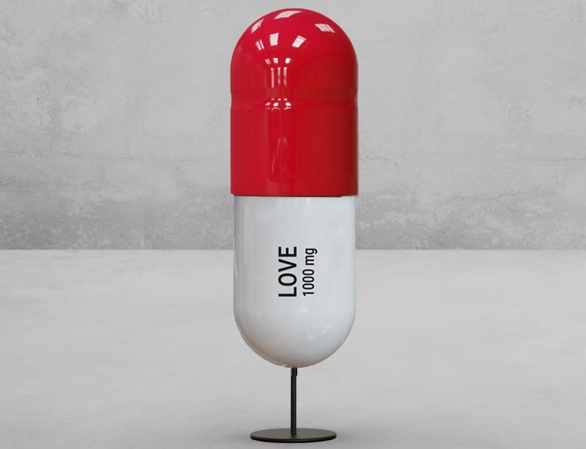 1000 MG Rote Love pille  -  Pop-Skulptur (Grau), Still-Life Sculpture, von Tal Nehoray