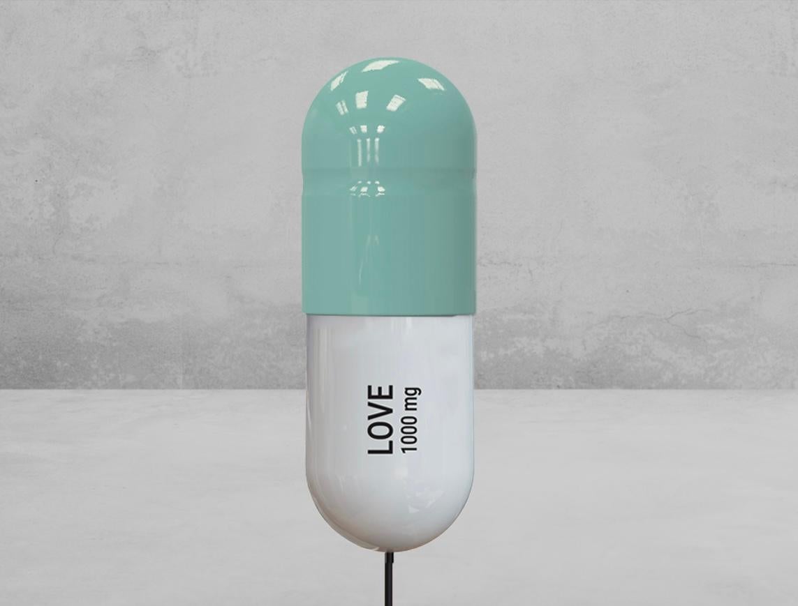 1000 MG Türkis Love pille  -  Pop-Skulptur – Sculpture von Tal Nehoray