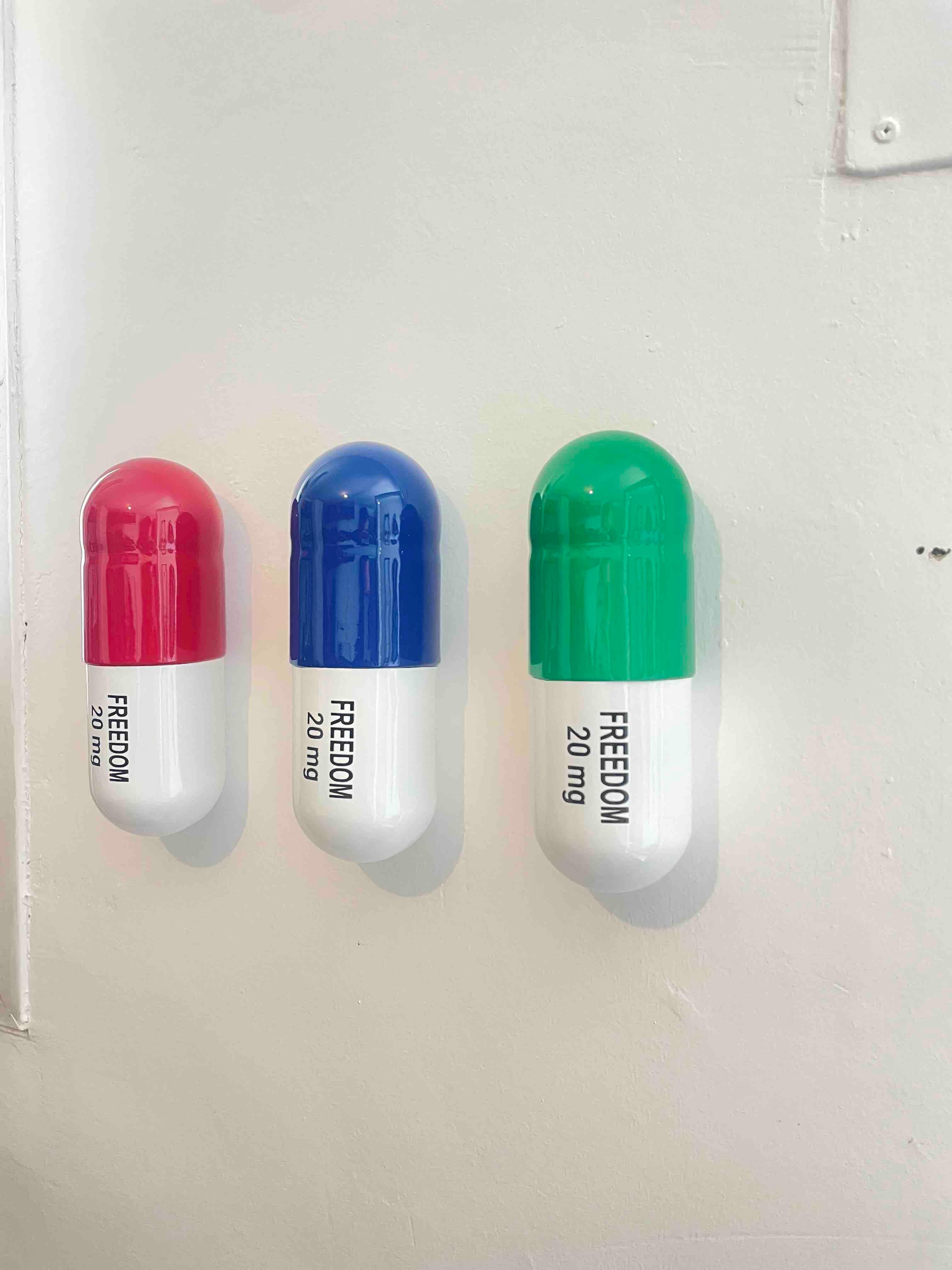 20 MG Freedom pill Combo (azul, verde y rojo) - escultura figurativa - Sculpture Arte pop de Tal Nehoray