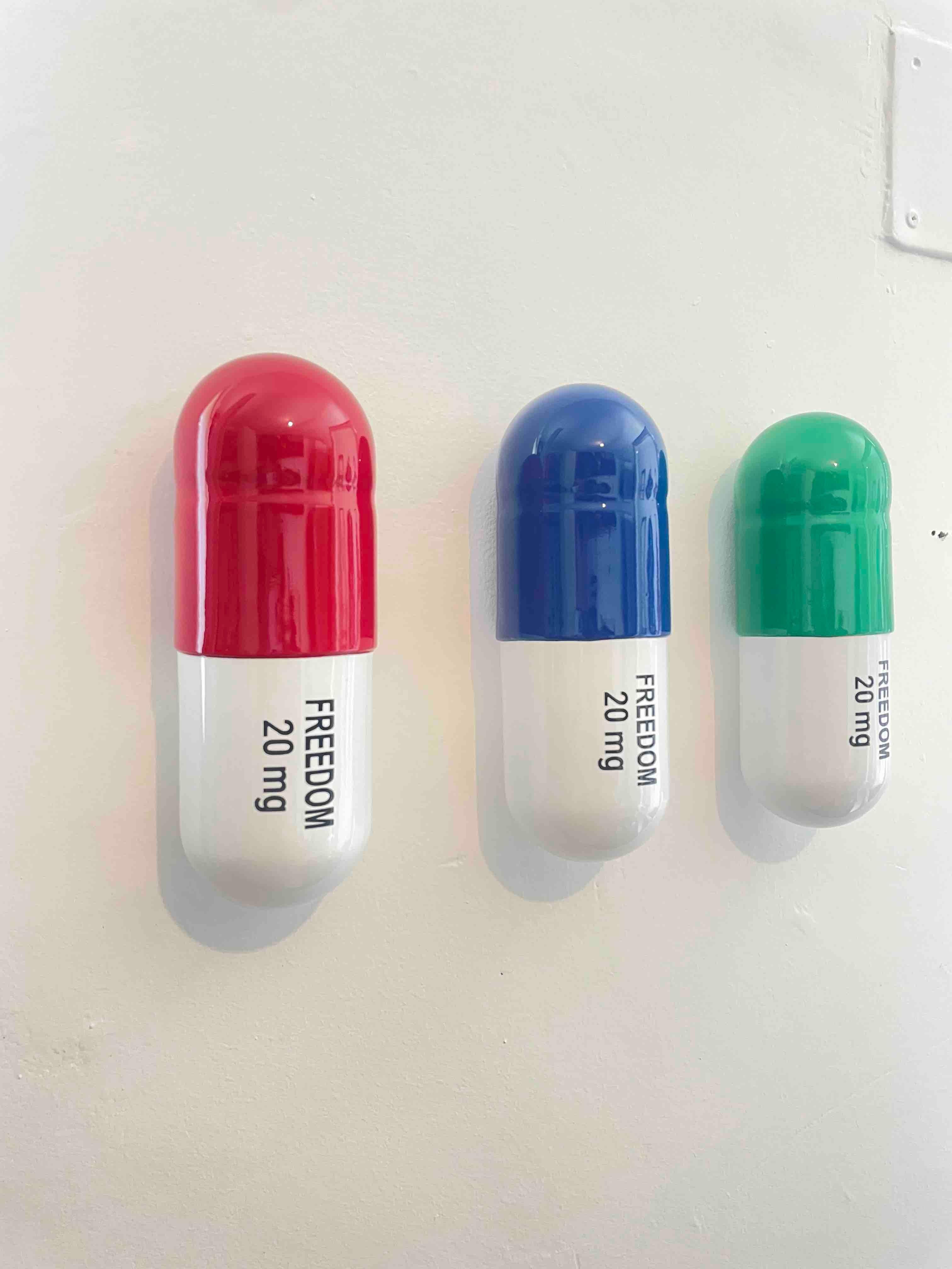 20 MG Freedom pill Combo (azul, verde y rojo) - escultura figurativa - Still-Life Sculpture Beige de Tal Nehoray