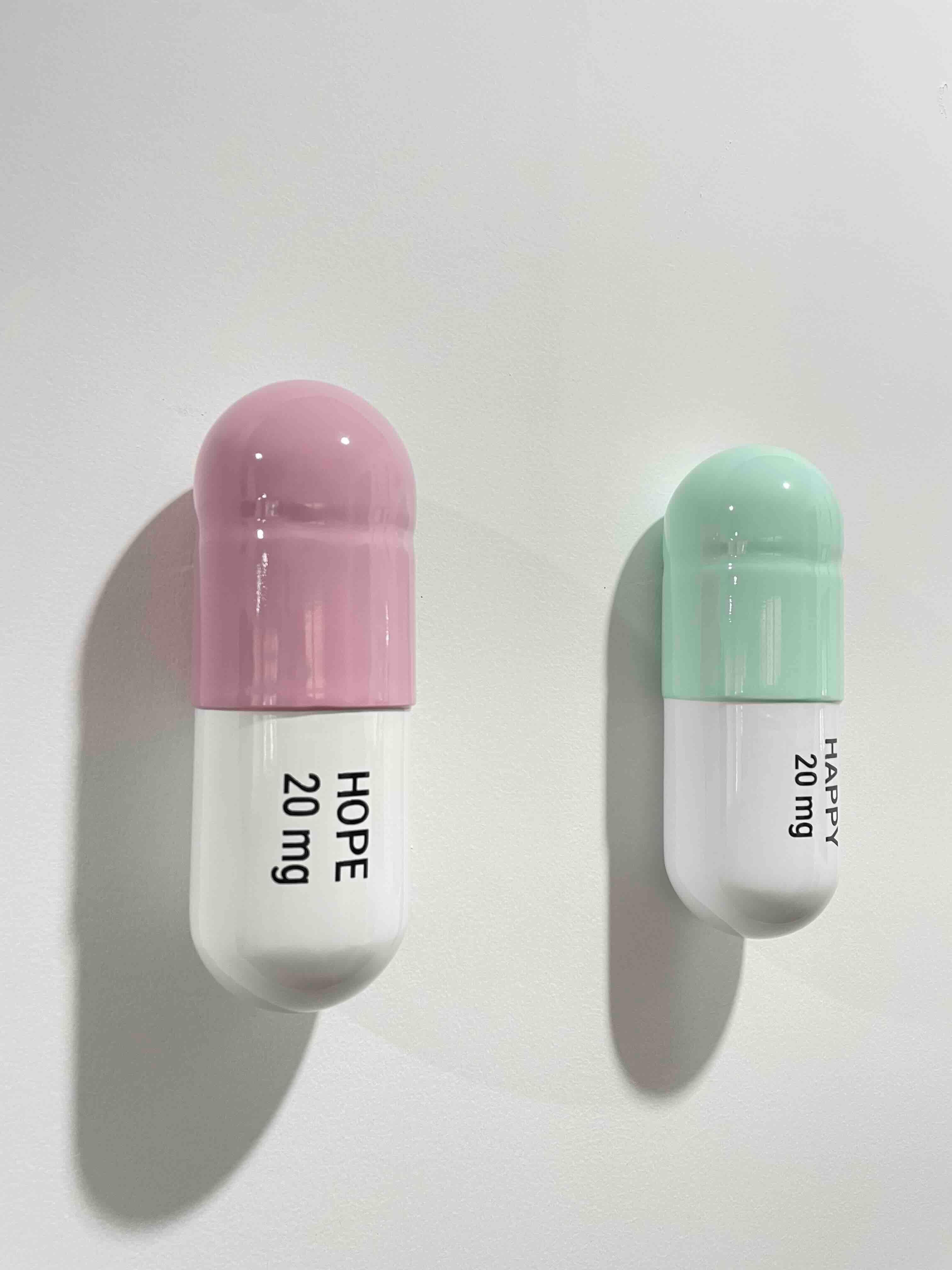 20 MG Happy Hope pastilla Combo menta, verde(rosa claro) - escultura figurativa - Still-Life Sculpture Gris de Tal Nehoray