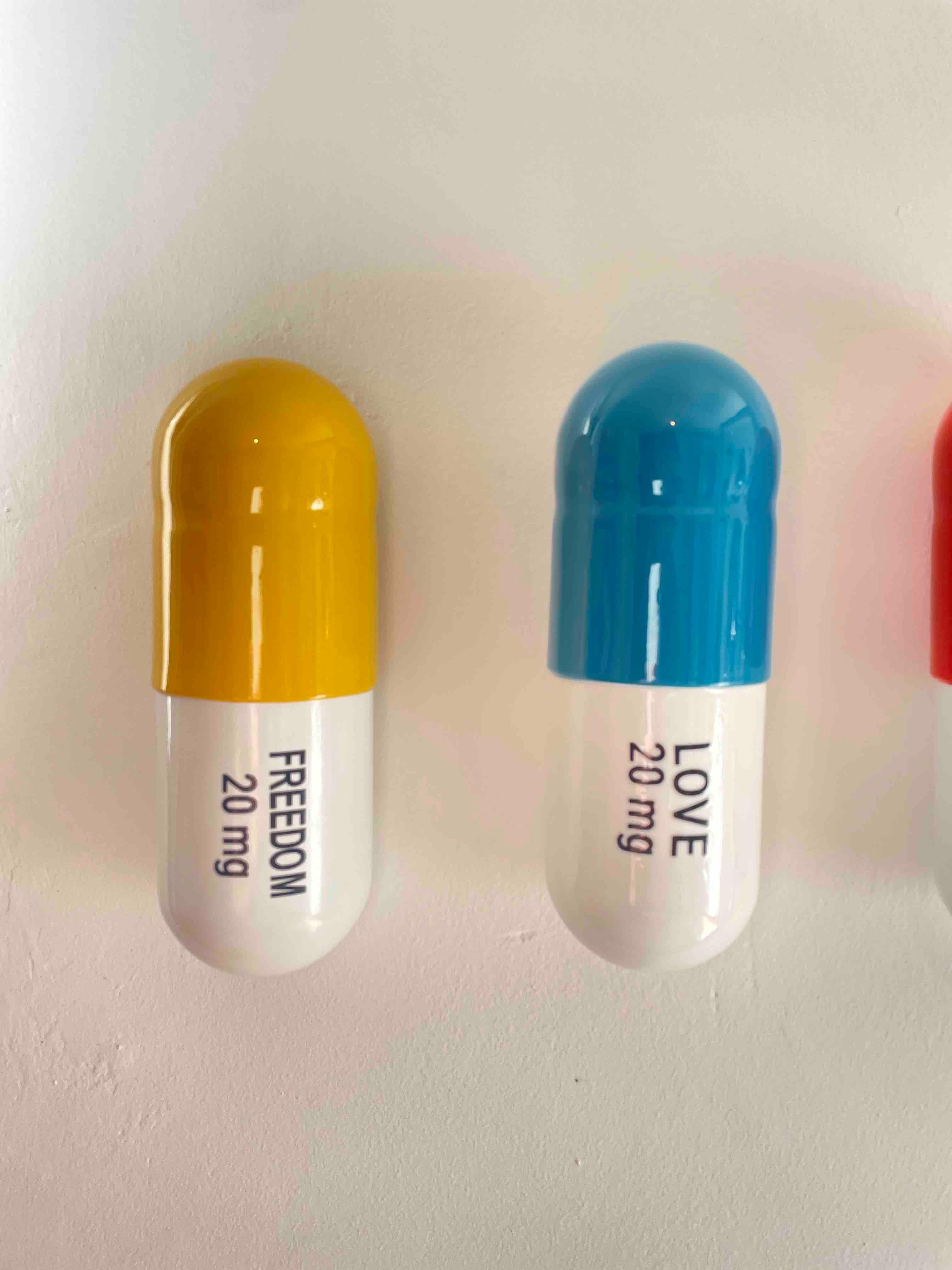 20 MG Happy pill Combo (blau, gelb und orange) – figurative Skulptur im Angebot 1