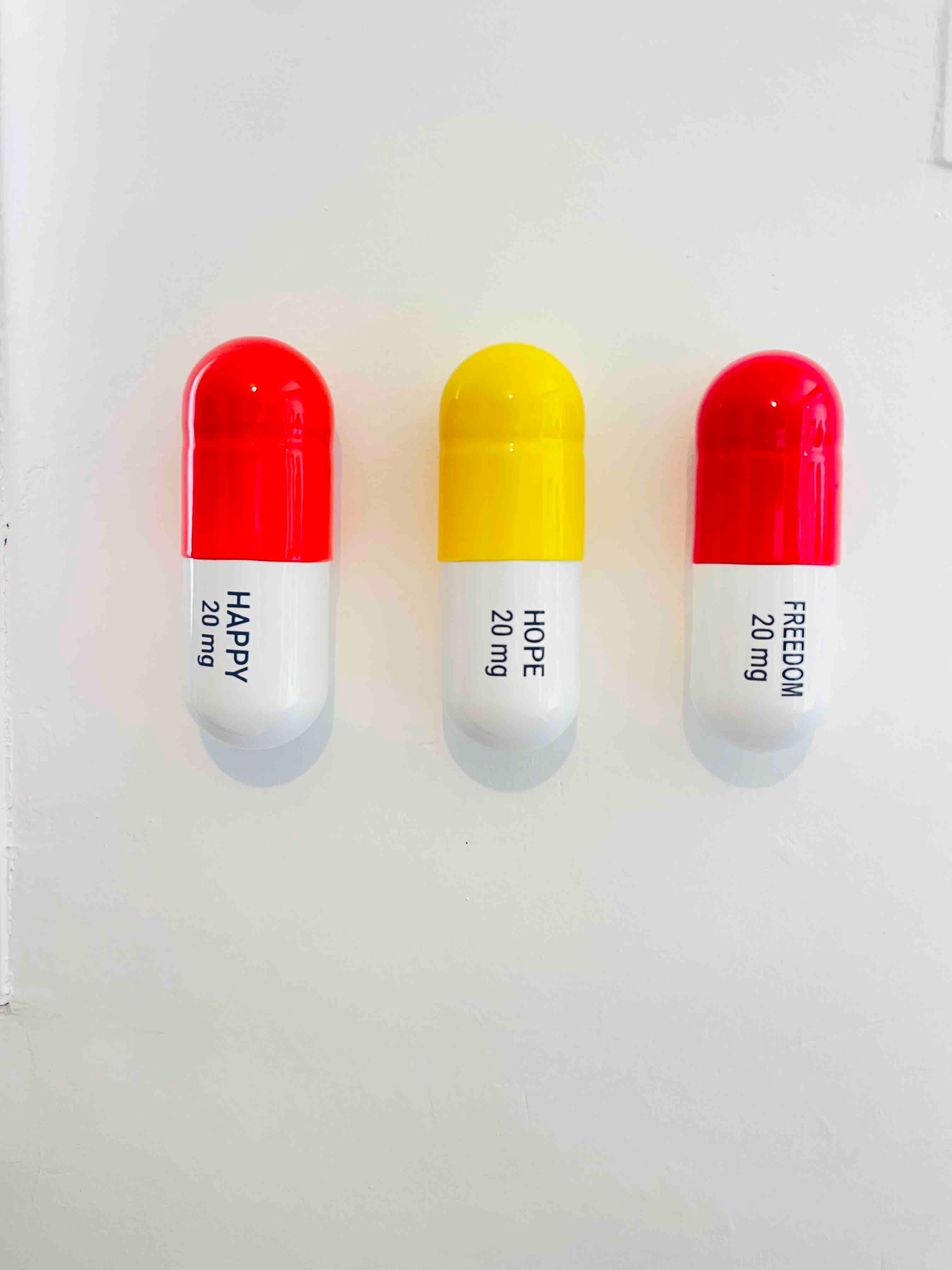 Still-Life Sculpture de Tal Nehoray - 20 MG Combo Pastilla Feliz (rojo, amarillo y naranja) - escultura figurativa