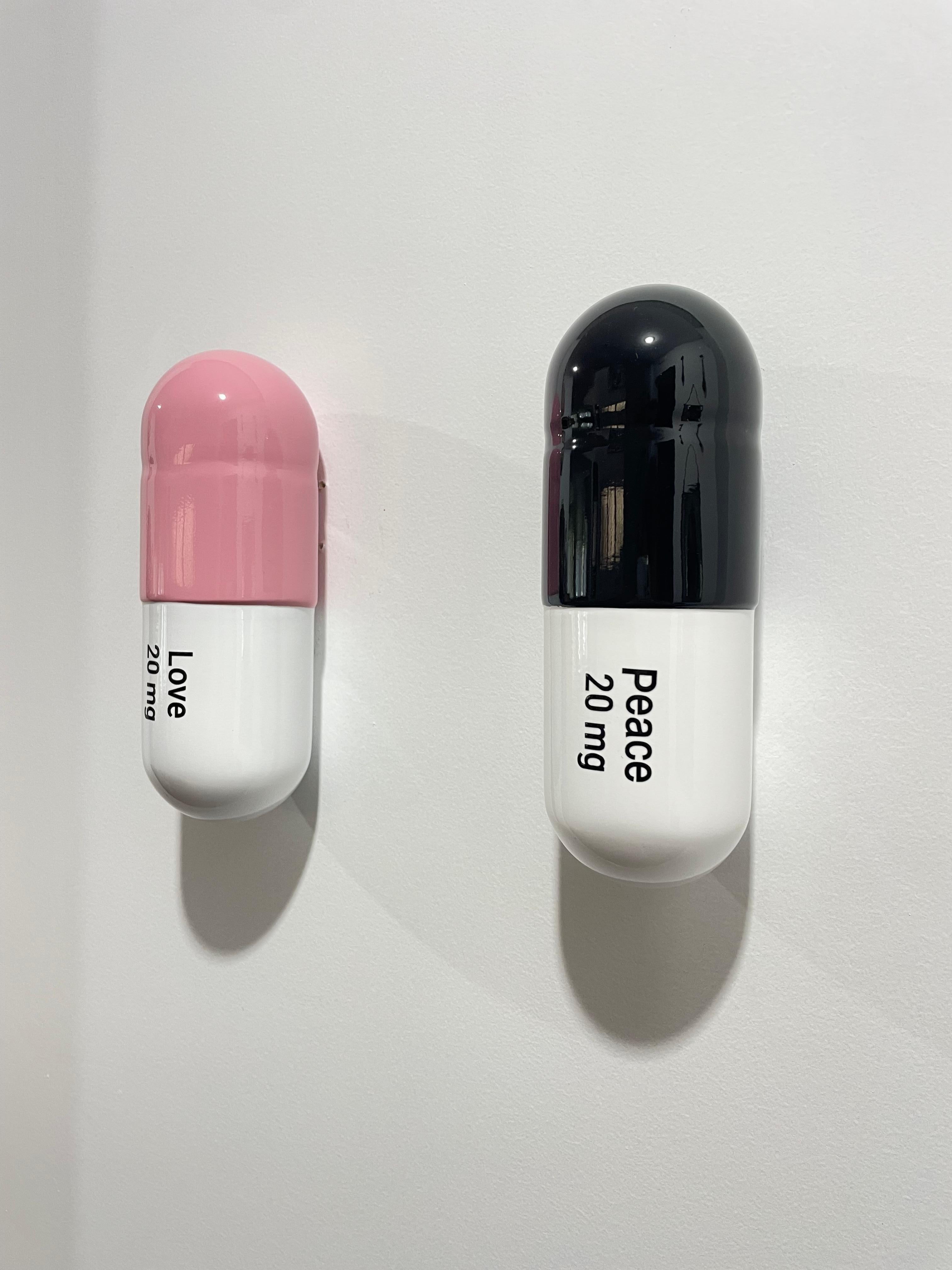 20 MG Love Peace Pillen-Kombo (hellrosa, schwarz) – figurative Skulptur – Sculpture von Tal Nehoray