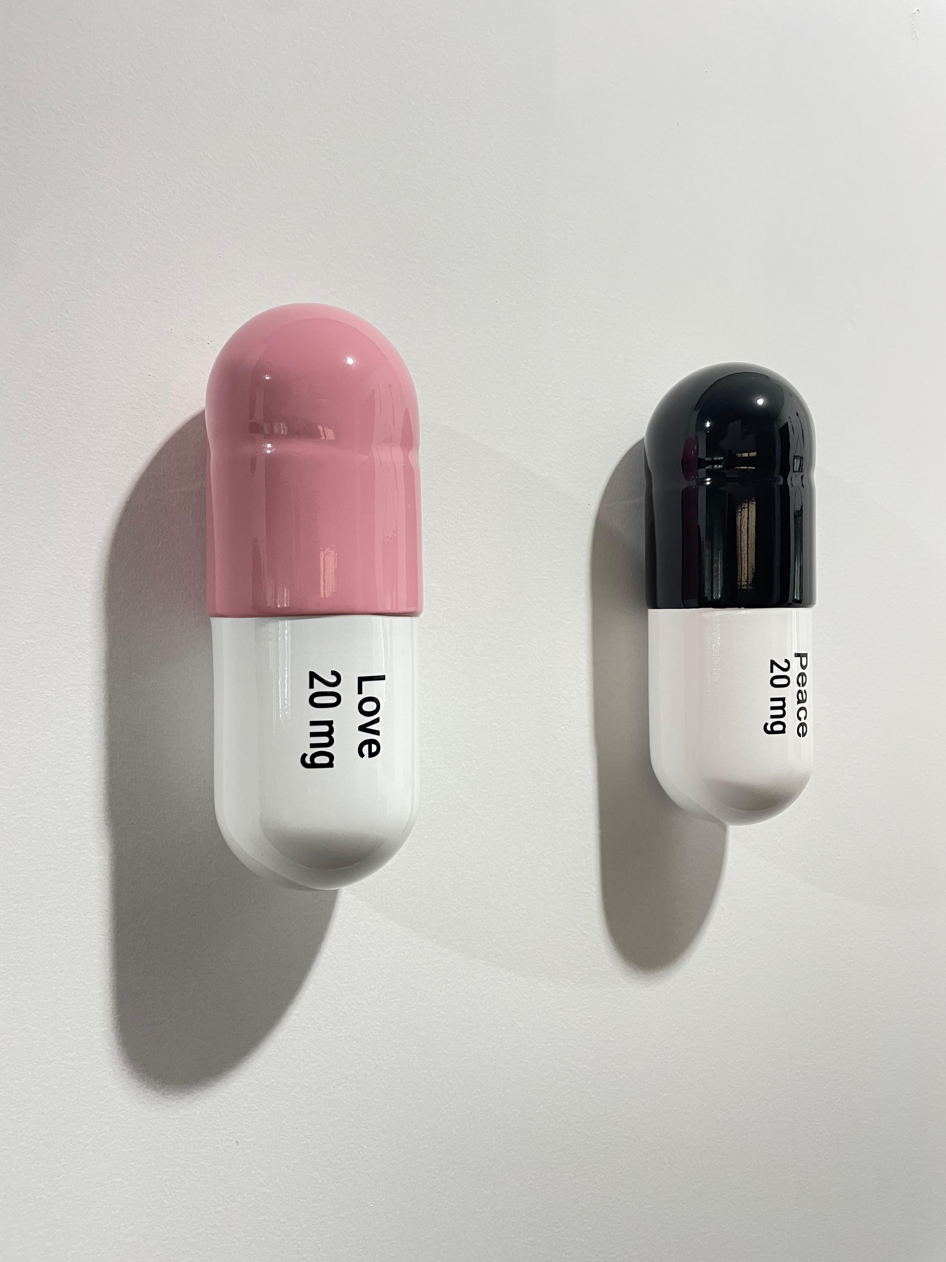 20 MG Love Peace Pillen-Kombo (hellrosa, schwarz) – figurative Skulptur (Pop-Art), Sculpture, von Tal Nehoray