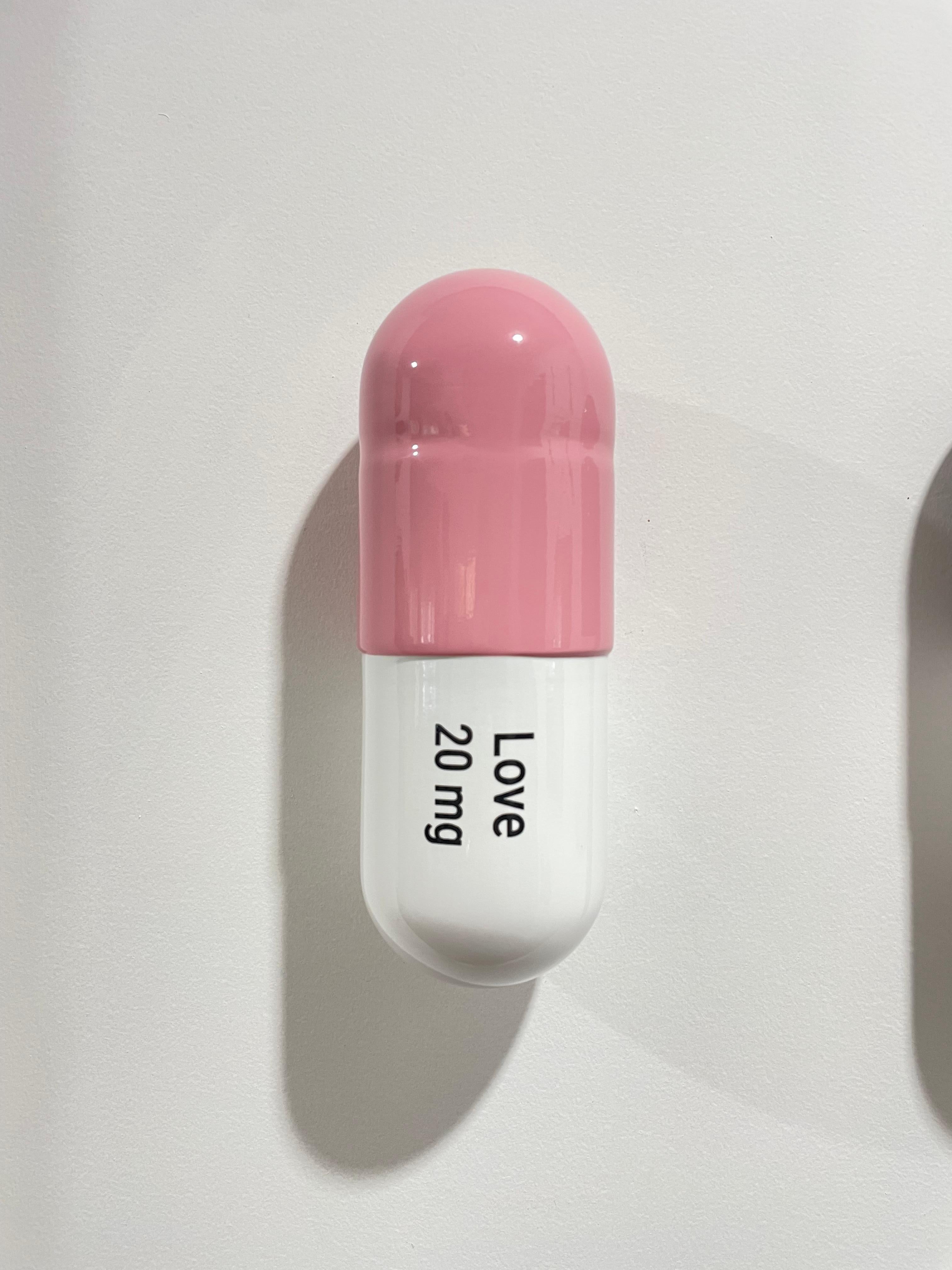 20 MG Love Peace Pillen-Kombo (hellrosa, schwarz) – figurative Skulptur (Grau), Still-Life Sculpture, von Tal Nehoray