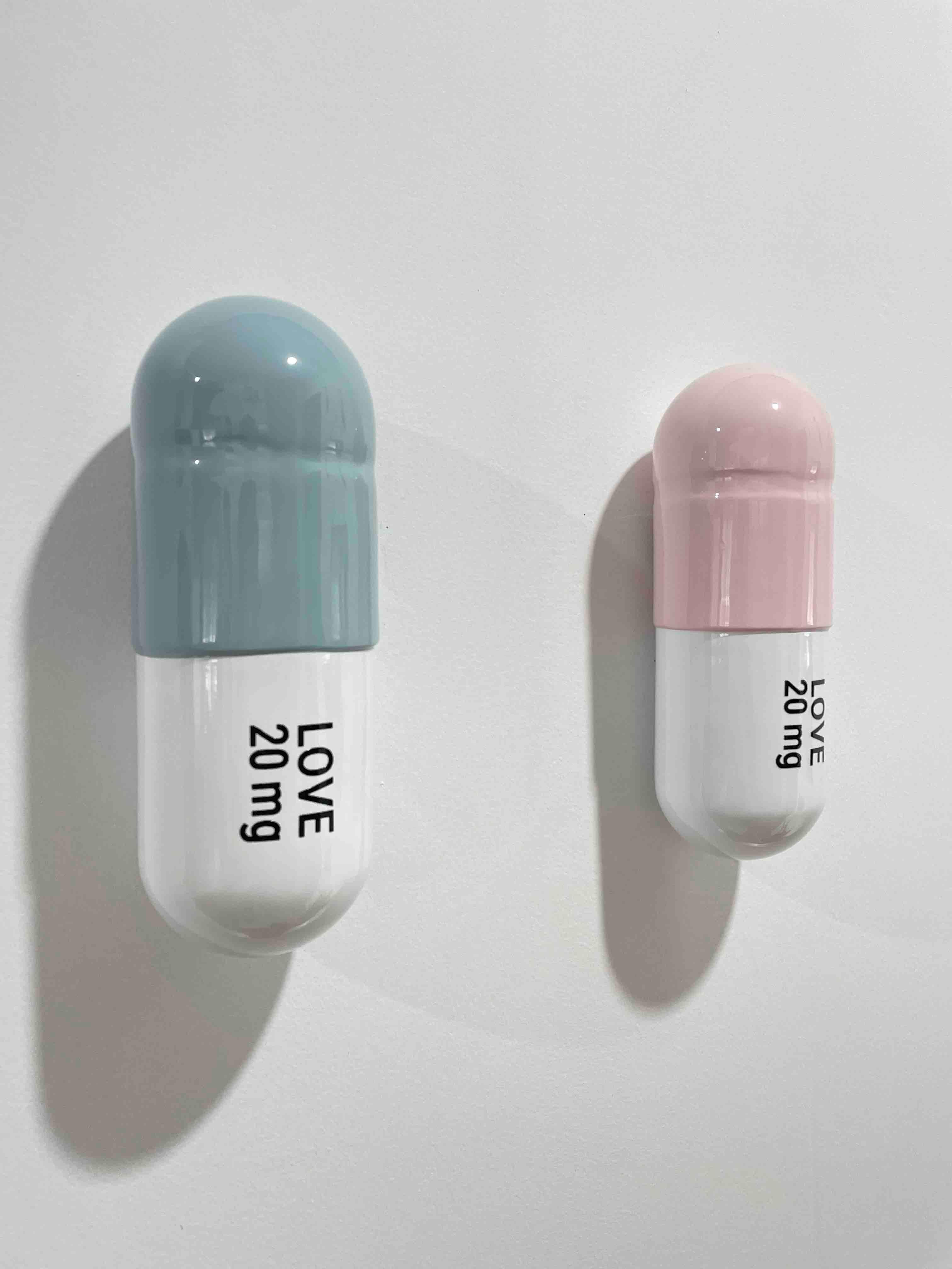 20 MG Love pill Combo (light turquoise, light pink) - figurative sculpture - Sculpture by Tal Nehoray