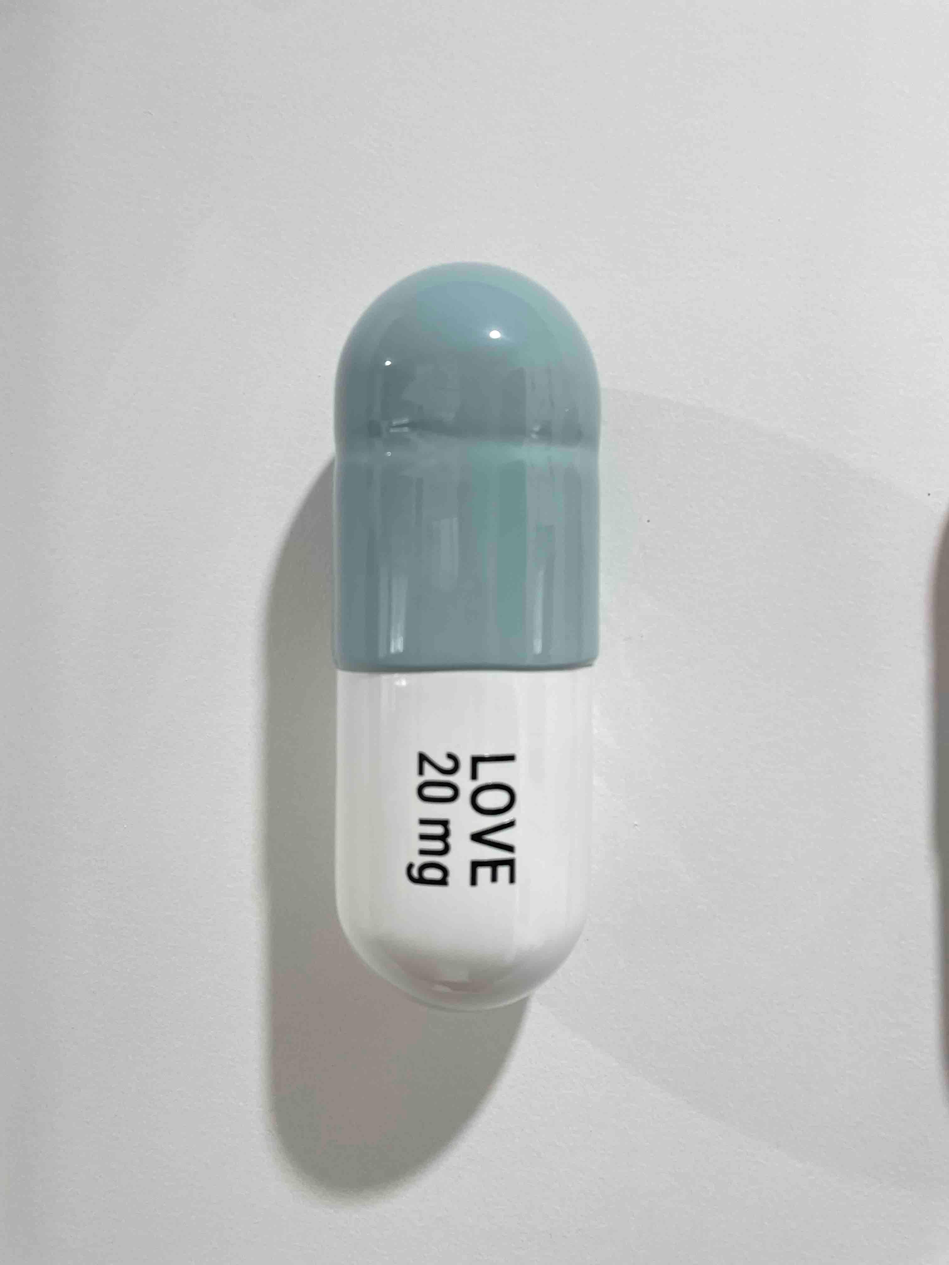 20 MG Love pill Combo (light turquoise, light pink) - figurative sculpture - Pop Art Sculpture by Tal Nehoray