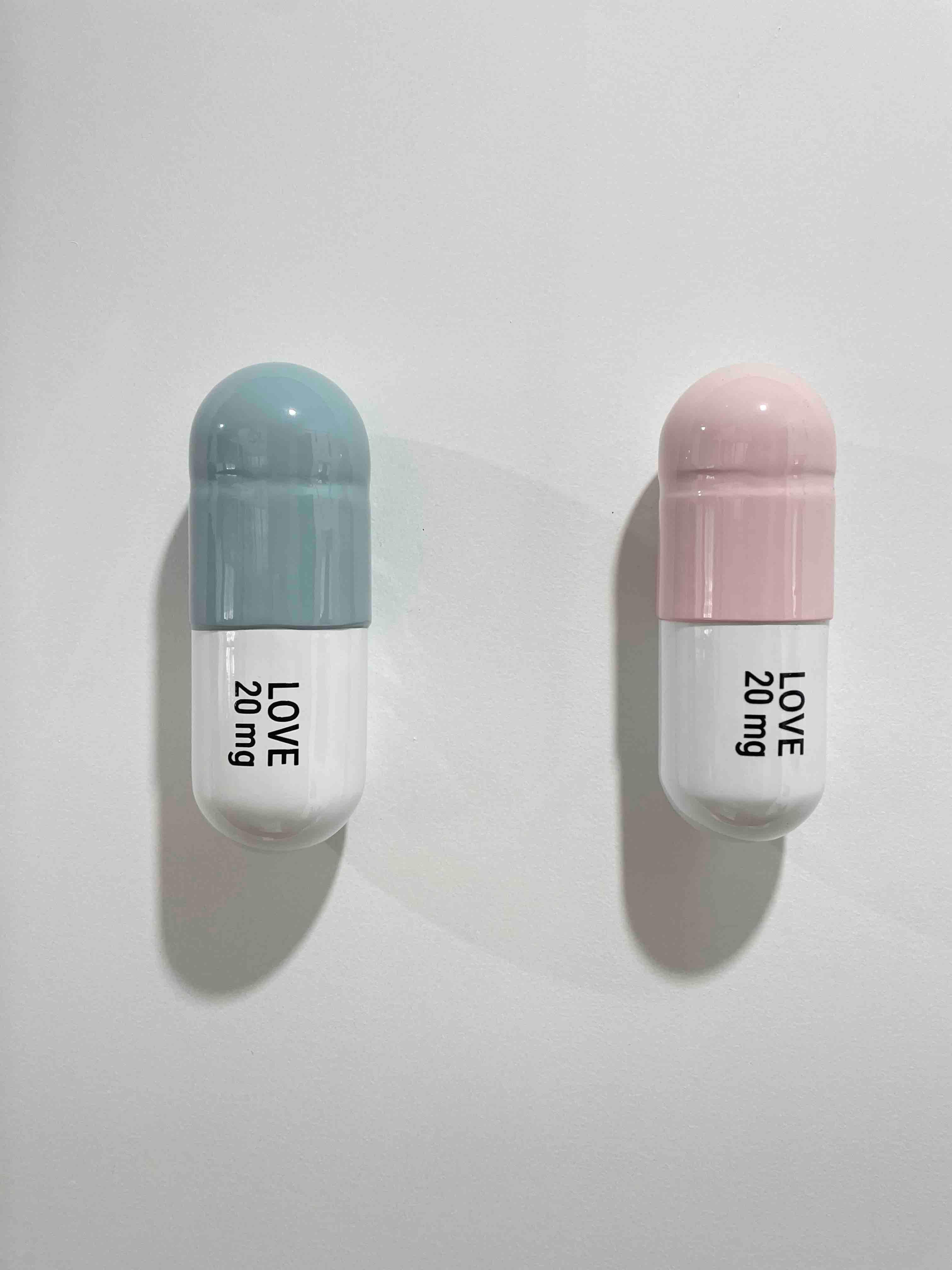 Tal Nehoray Figurative Sculpture - 20 MG Love pill Combo (light turquoise, light pink) - figurative sculpture