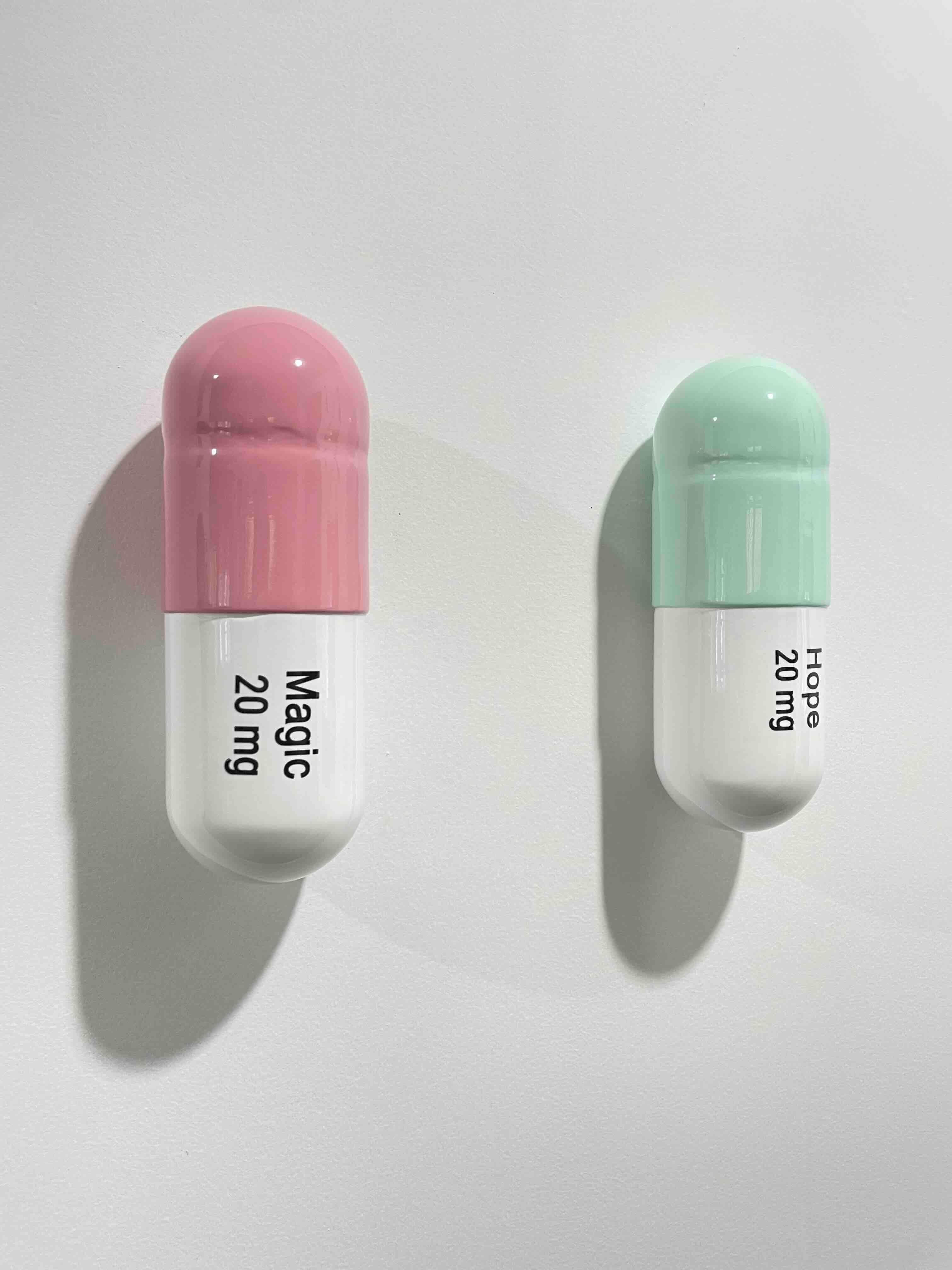 20 MG Pastilla mágica Hope Combo (rosa claro, verde menta) - escultura figurativa - Figurative Sculpture Gris de Tal Nehoray