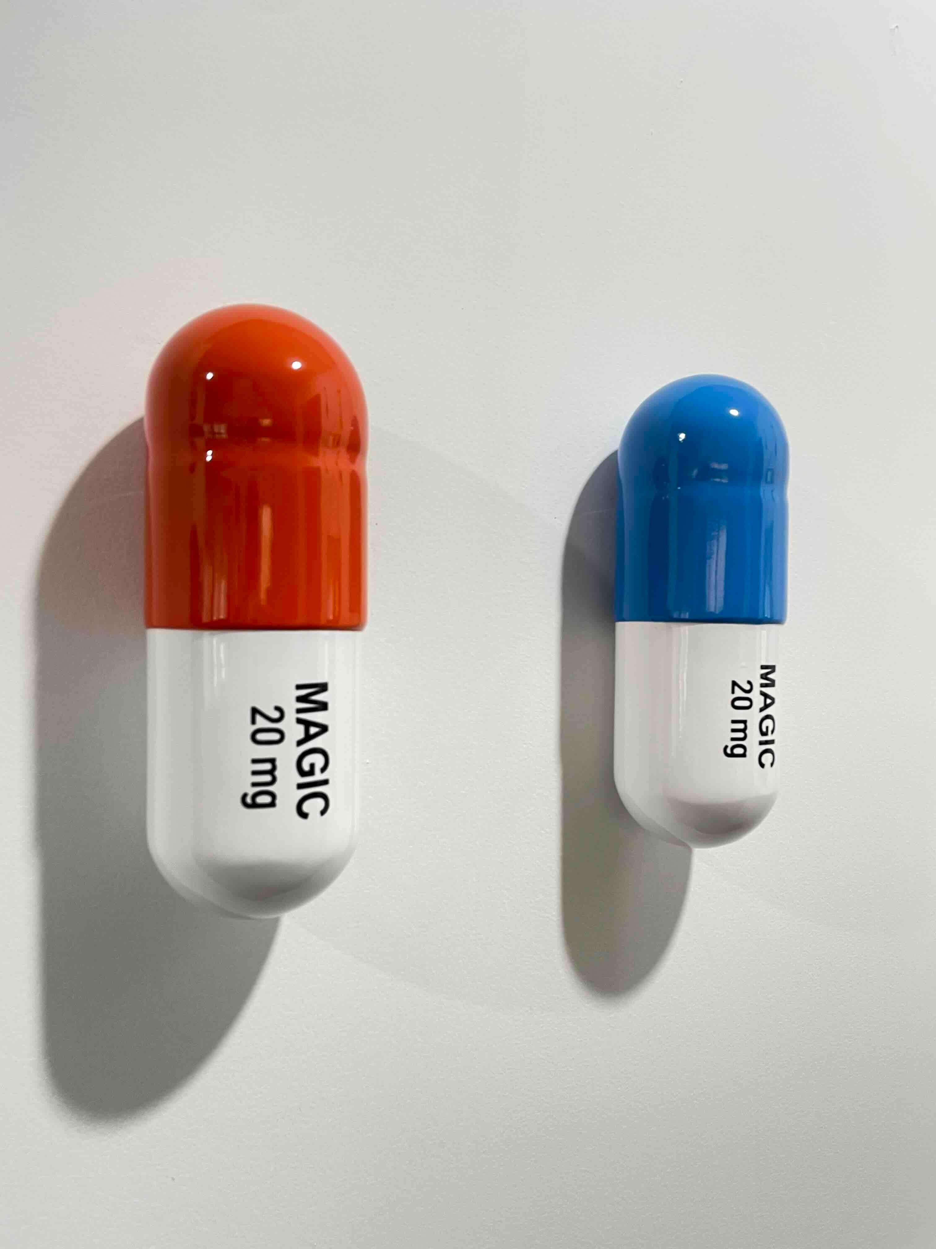 20 MG MAGIC Pillencombo (orange, blau) – figurative Skulptur (Grau), Still-Life Sculpture, von Tal Nehoray