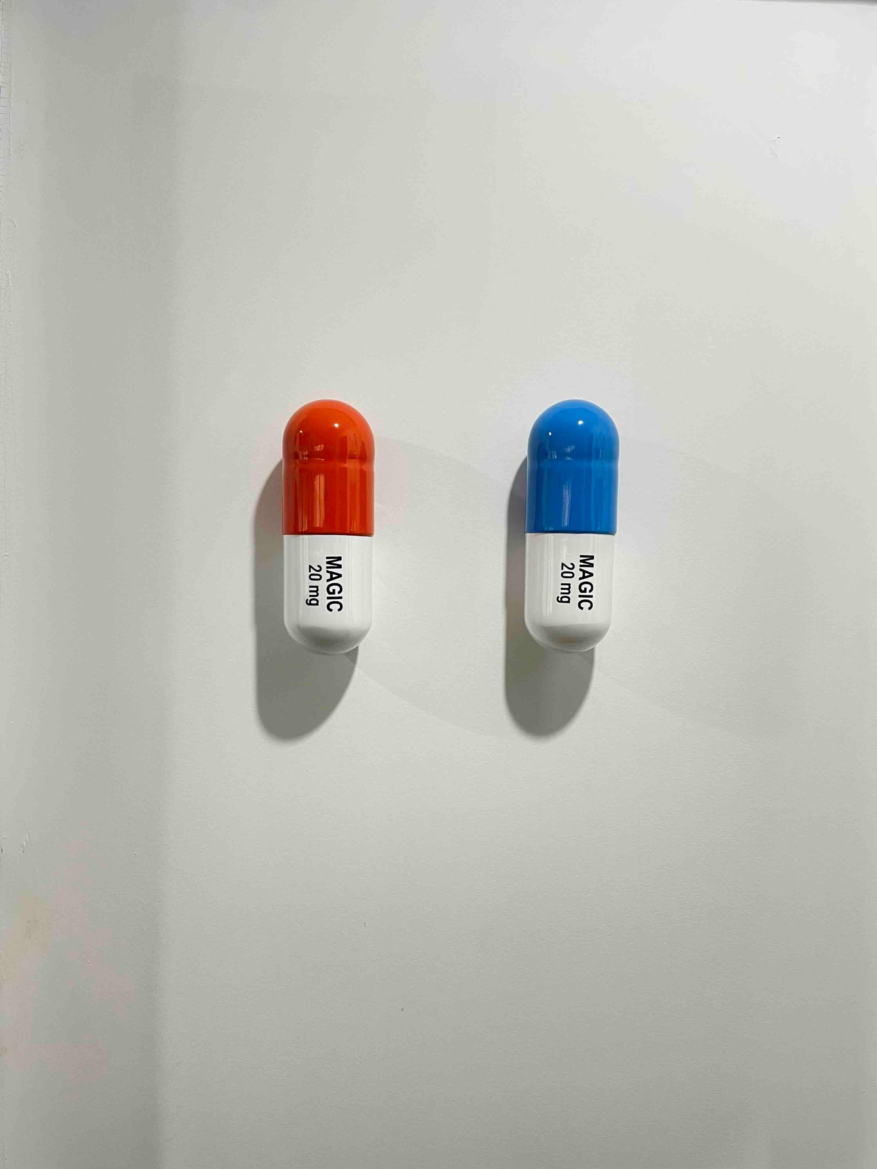 20 MG MAGIC Pillencombo (orange, blau) – figurative Skulptur im Angebot 1