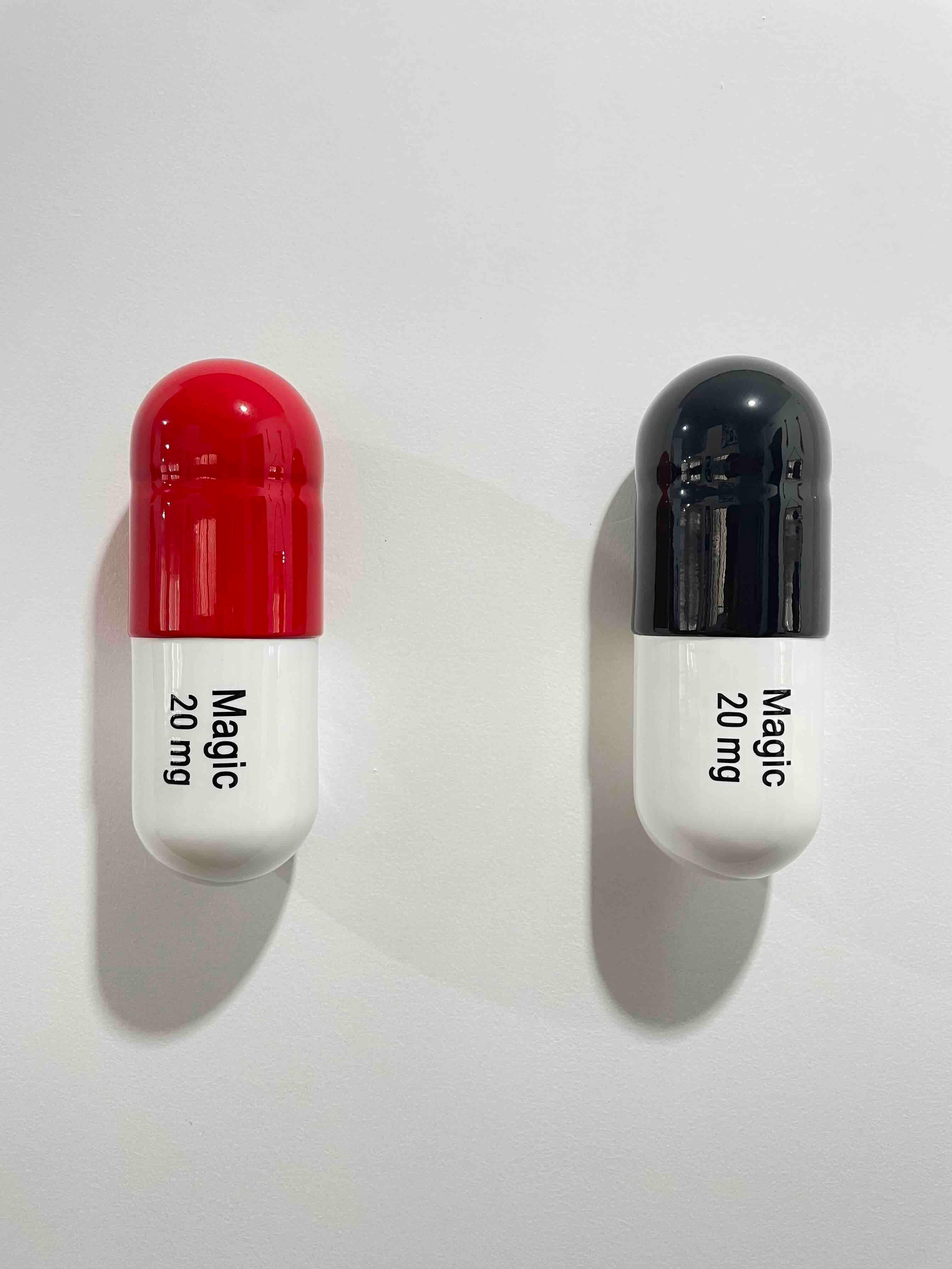 20 MG Magic pills (schwarz, rot und weiß) – figurative Skulptur, Pop-Skulptur – Sculpture von Tal Nehoray