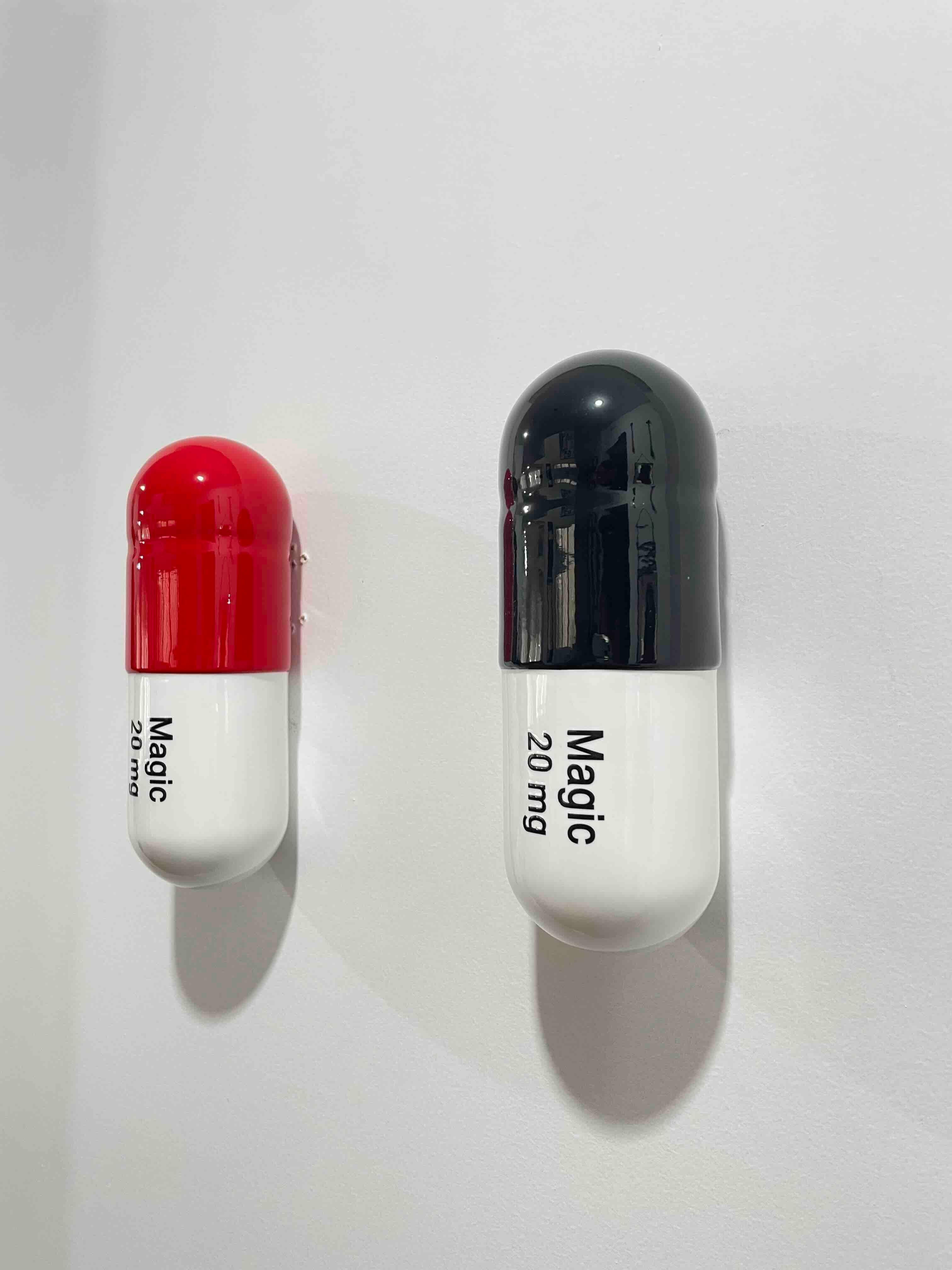 20 MG Magic pills (schwarz, rot und weiß) – figurative Skulptur, Pop-Skulptur (Pop-Art), Sculpture, von Tal Nehoray