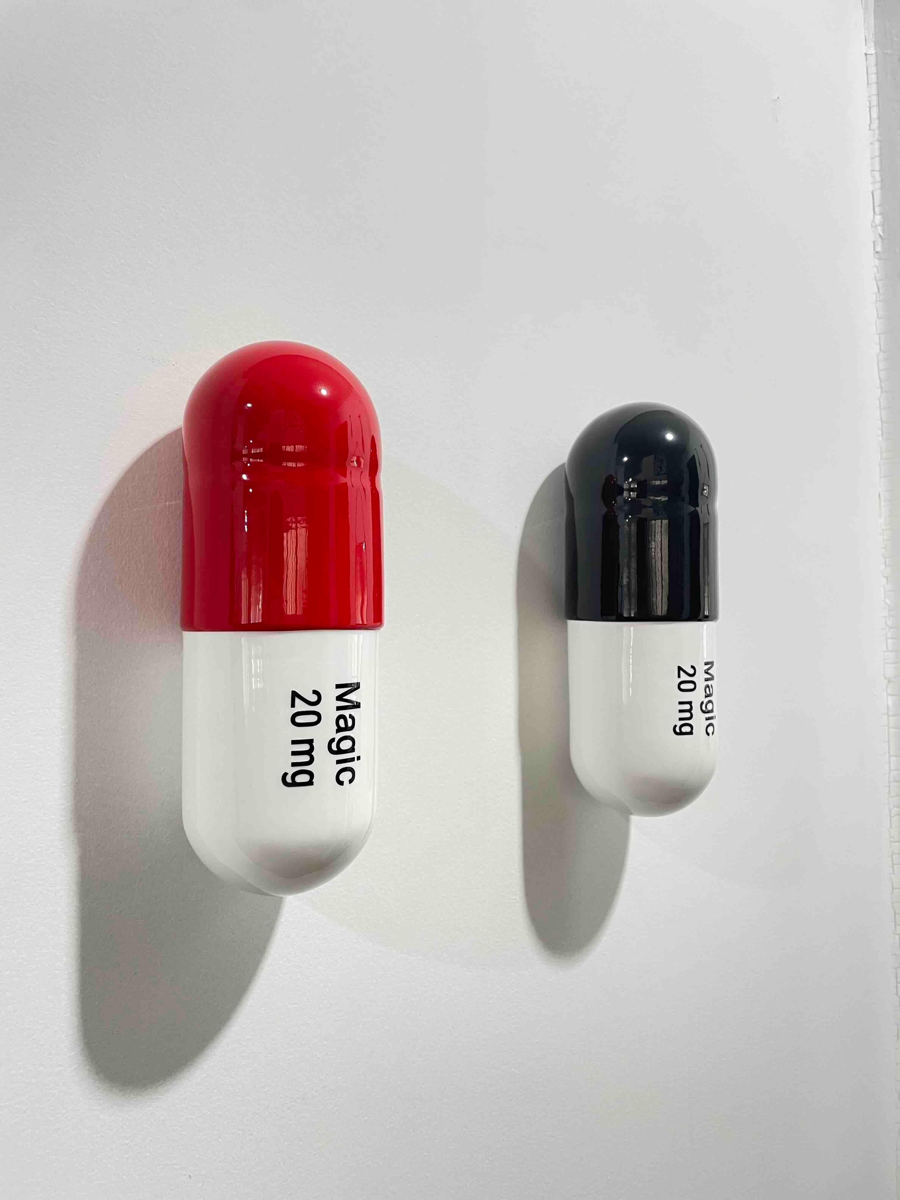 20 MG Magic pills (schwarz, rot und weiß) – figurative Skulptur, Pop-Skulptur (Grau), Still-Life Sculpture, von Tal Nehoray