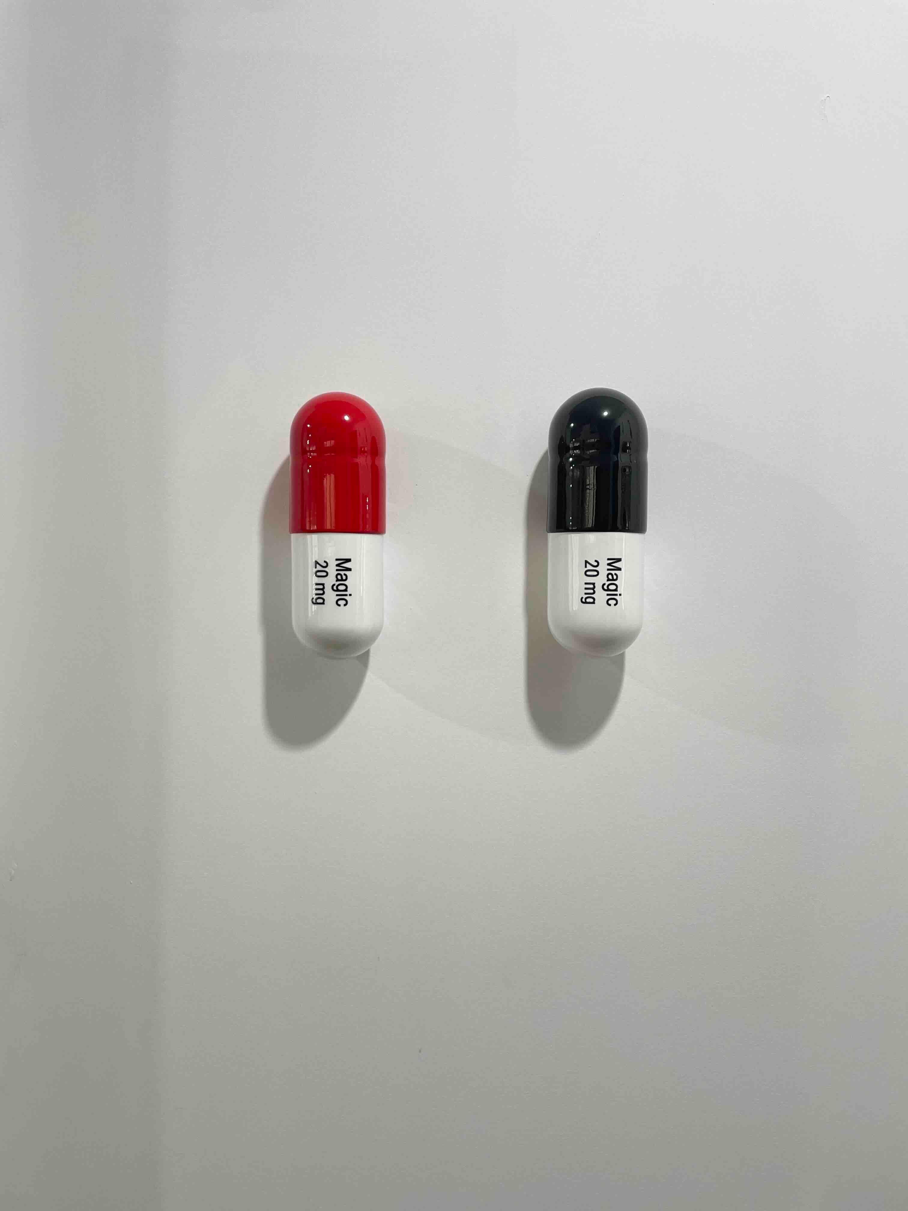 20 MG Magic pills (schwarz, rot und weiß) – figurative Skulptur, Pop-Skulptur im Angebot 2
