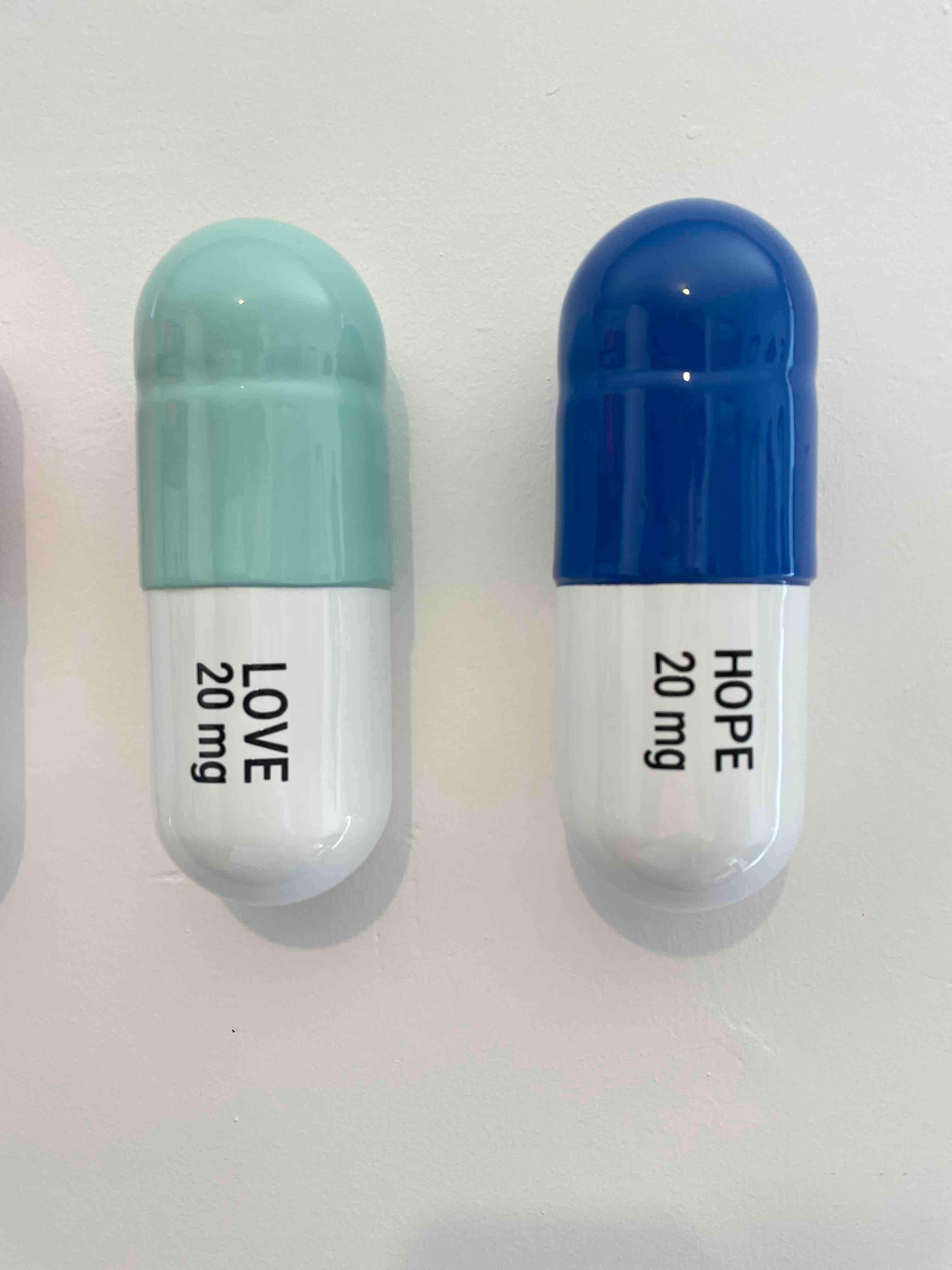 20 MG Trust, Love, Hope pill Combo (blau, mintgrün, hellrosa)  Pop-Skulptur (Grau), Still-Life Sculpture, von Tal Nehoray