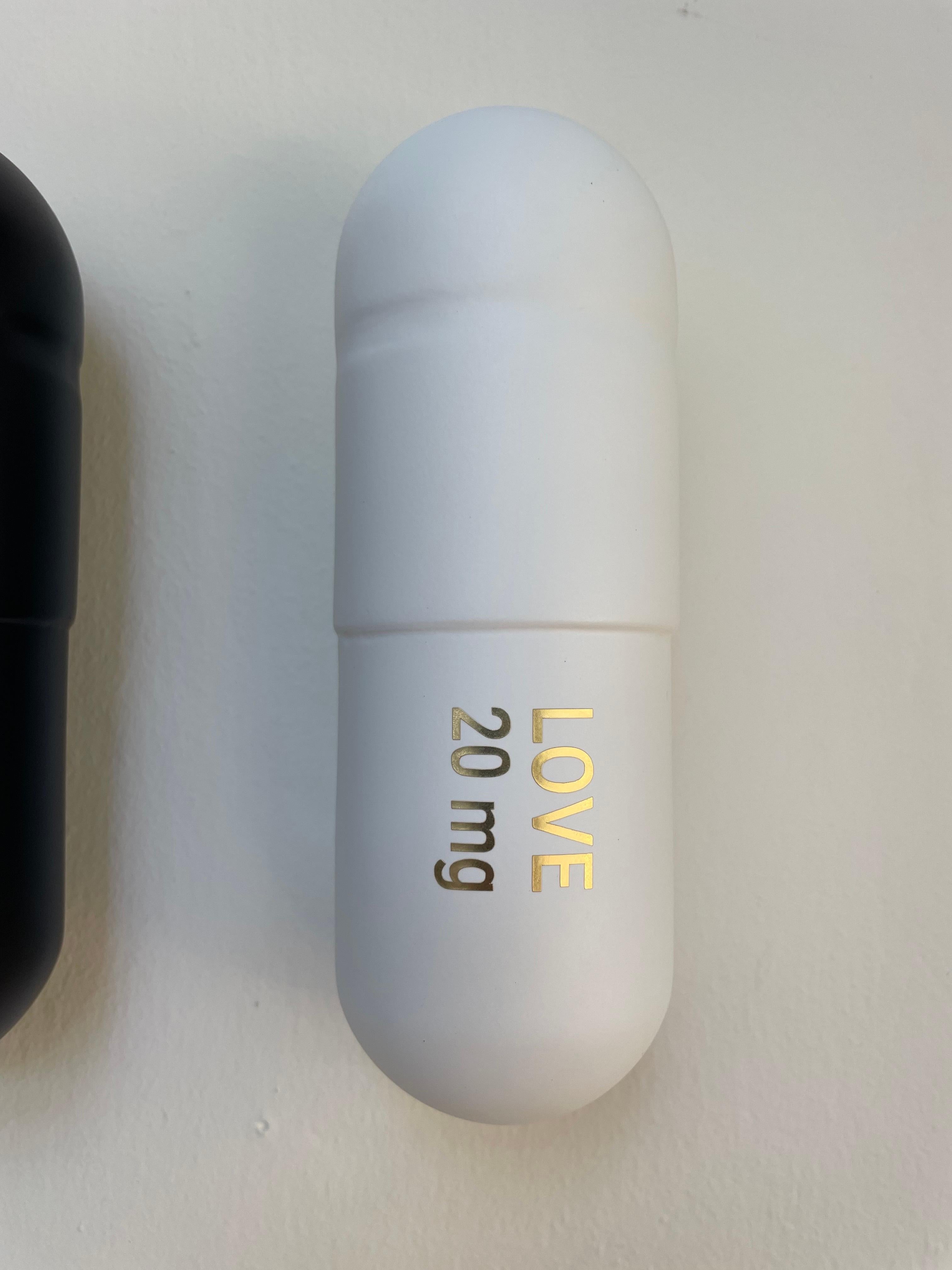 20 ML Happy Love pill Combo (black and white) - figurative sculpture 1