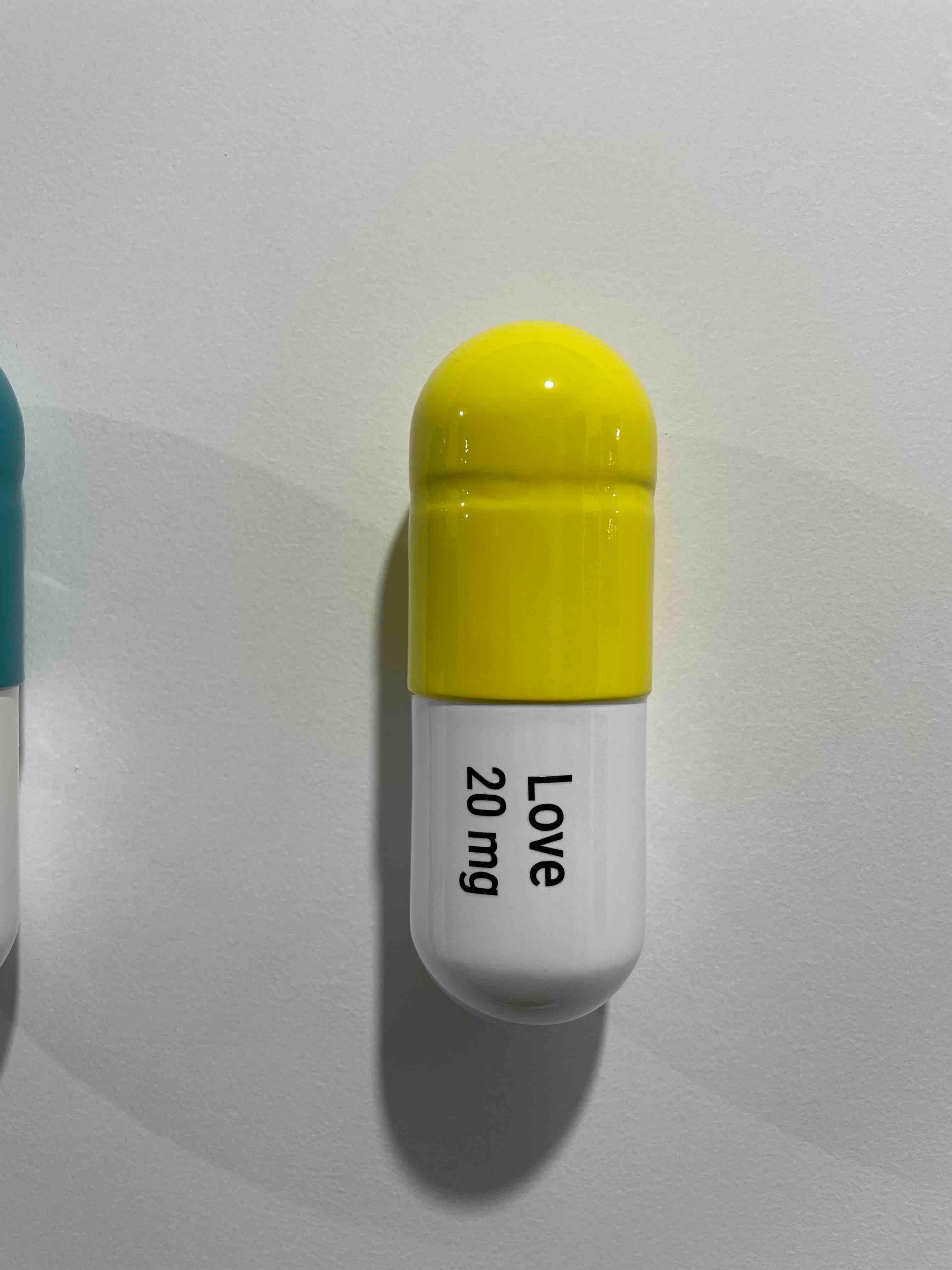 20 ML Combo pastilla Amor Feliz (amarillo, turquesa, blanco) - escultura figurativa - Figurative Sculpture Gris de Tal Nehoray