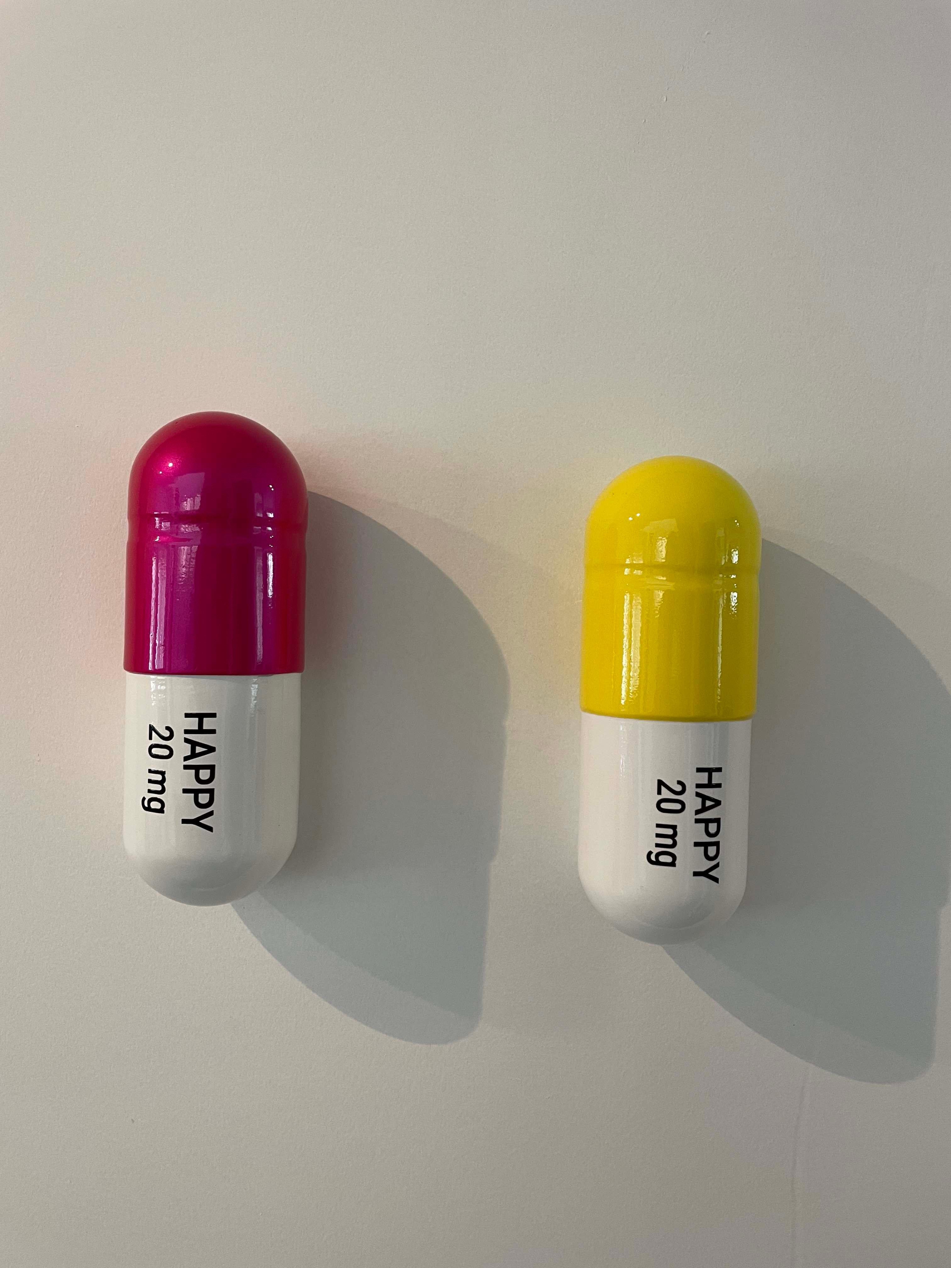 20 ML Happy pill Combo (glänzend rosa, gelb und weiß) – figurative Skulptur – Sculpture von Tal Nehoray