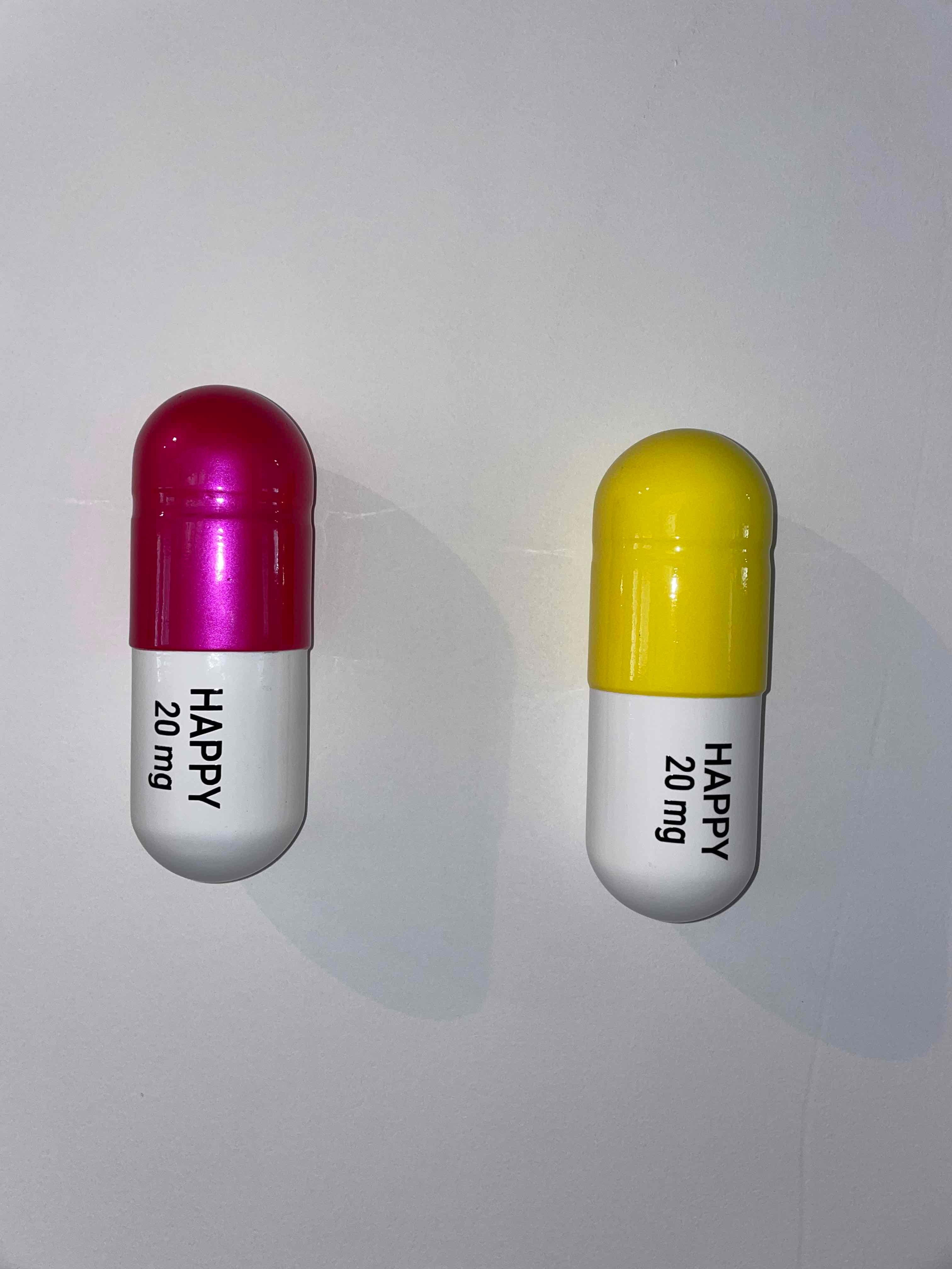 20 ML Happy pill Combo (glänzend rosa, gelb und weiß) – figurative Skulptur (Pop-Art), Sculpture, von Tal Nehoray