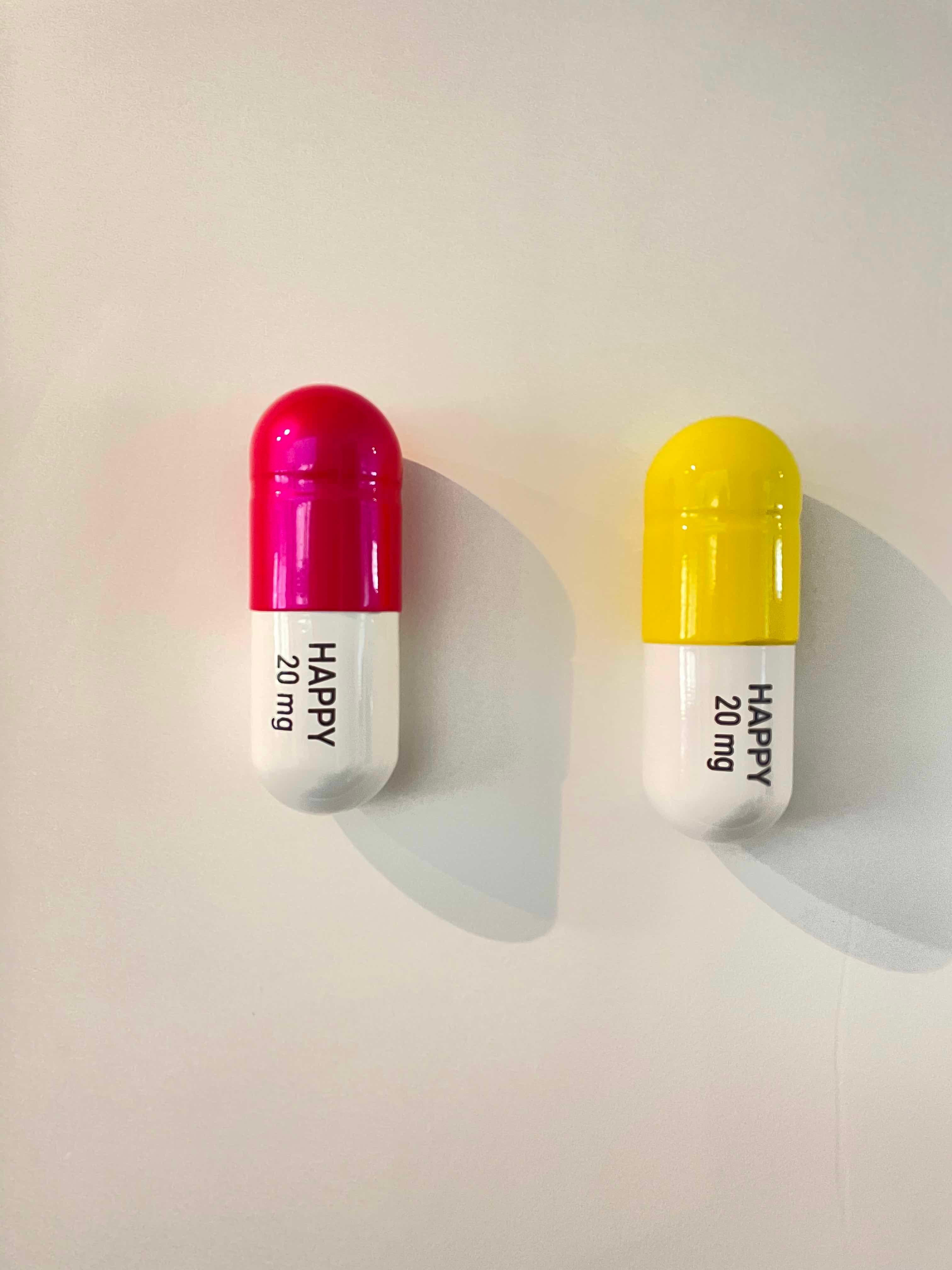 Tal Nehoray Still-Life Sculpture – 20 ML Happy pill Combo (glänzend rosa, gelb und weiß) – figurative Skulptur