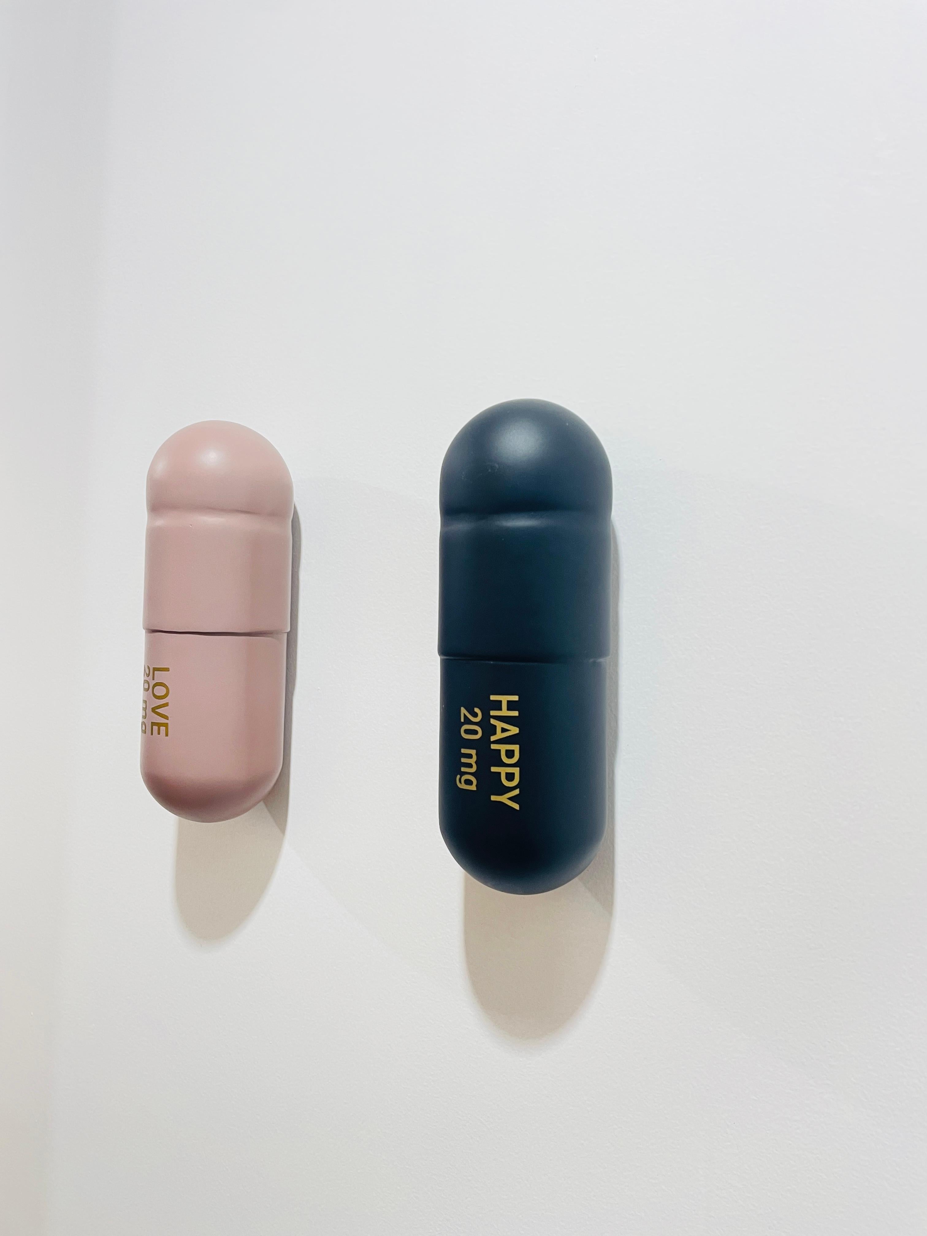 20 ML Love Happy pill Combo (Negro mate y rosa empolvado) - escultura figurativa - Sculpture Arte pop de Tal Nehoray