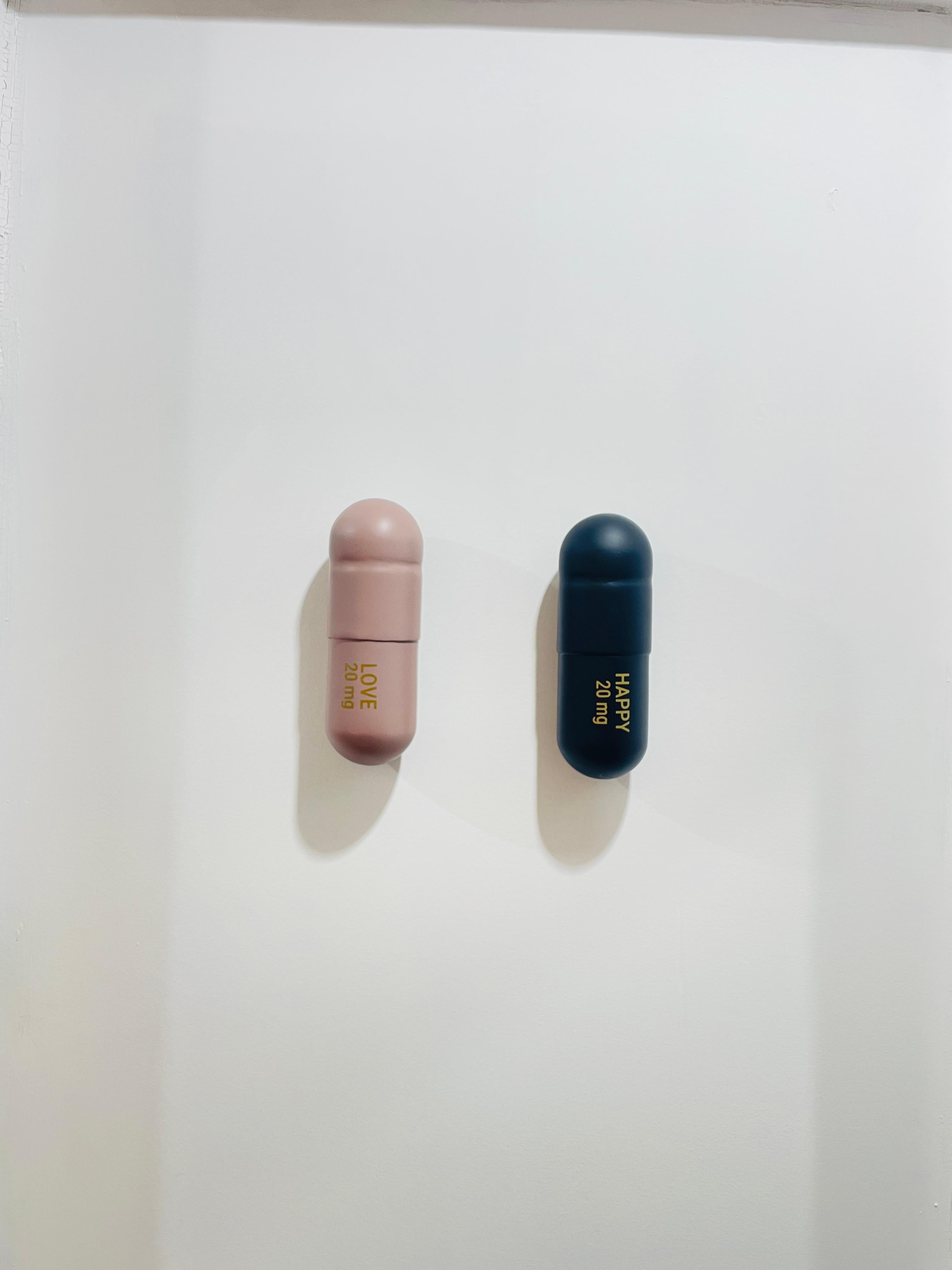 20 ML Love Happy Pillen-Kombo (Matte Schwarz und Pulverrosa) – figurative Skulptur im Angebot 1